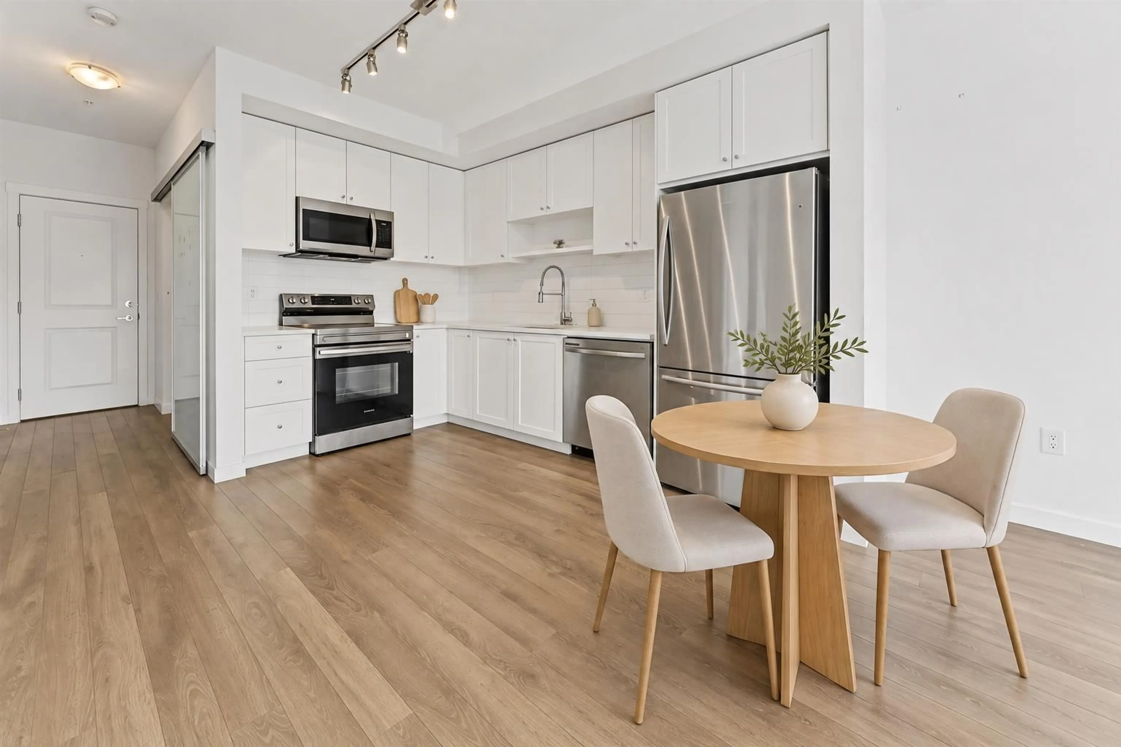 Open concept kitchen, wood/laminate floor for 402 - 13623 81A AVENUE, Surrey British Columbia V3W3N7
