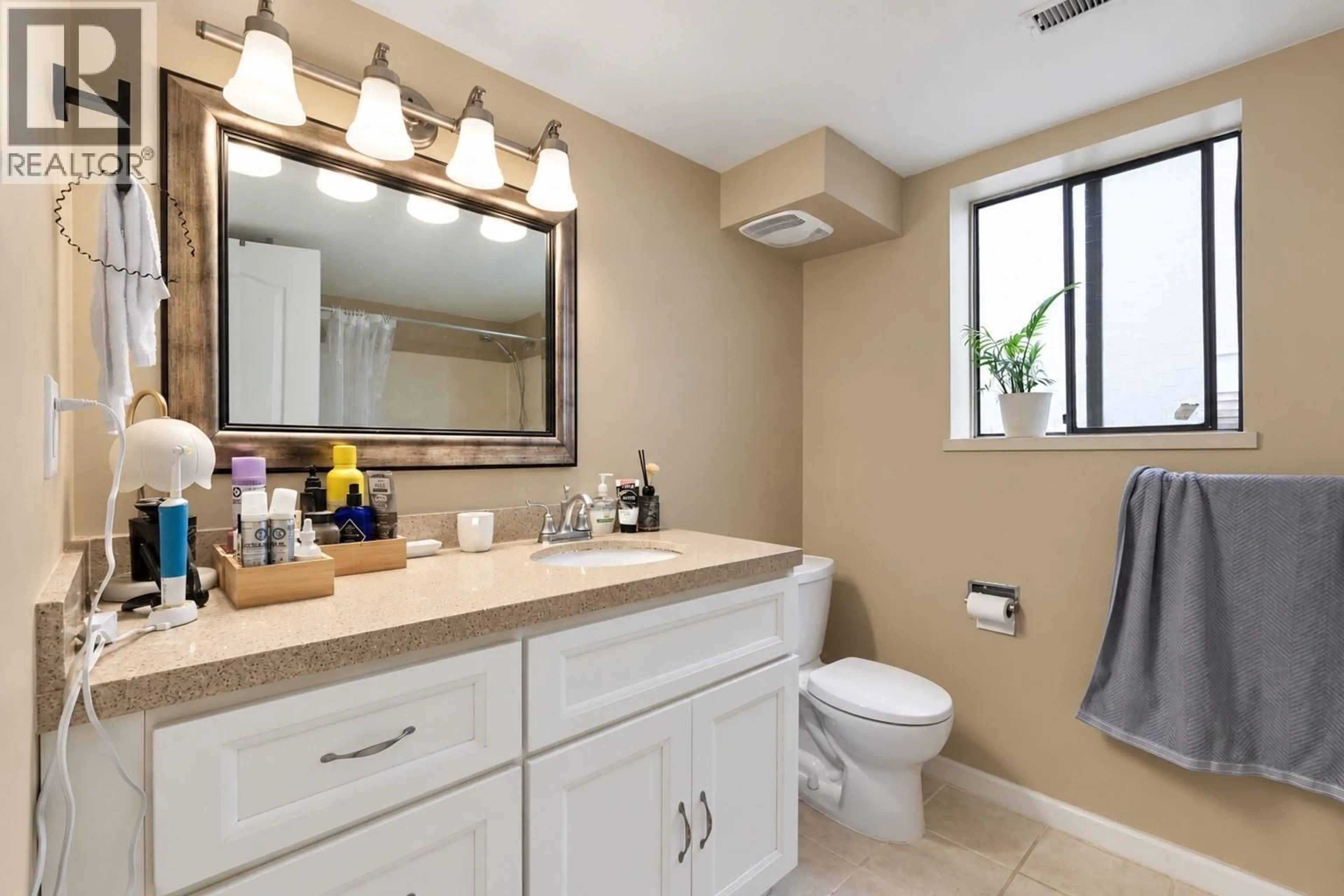 Standard bathroom, ceramic/tile floor for 4158 KENNY COURT, Burnaby British Columbia V5J1L3