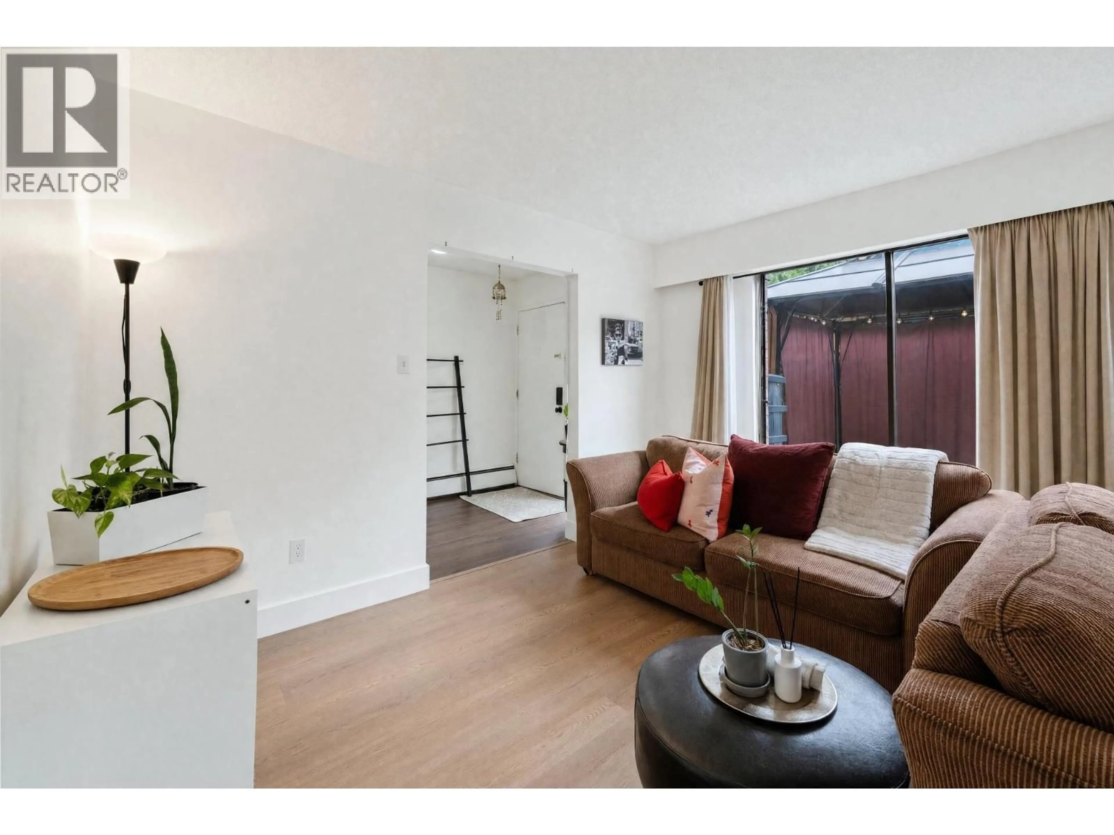 Living room with furniture, unknown for 8865 HORNE STREET, Burnaby British Columbia V3N4J8