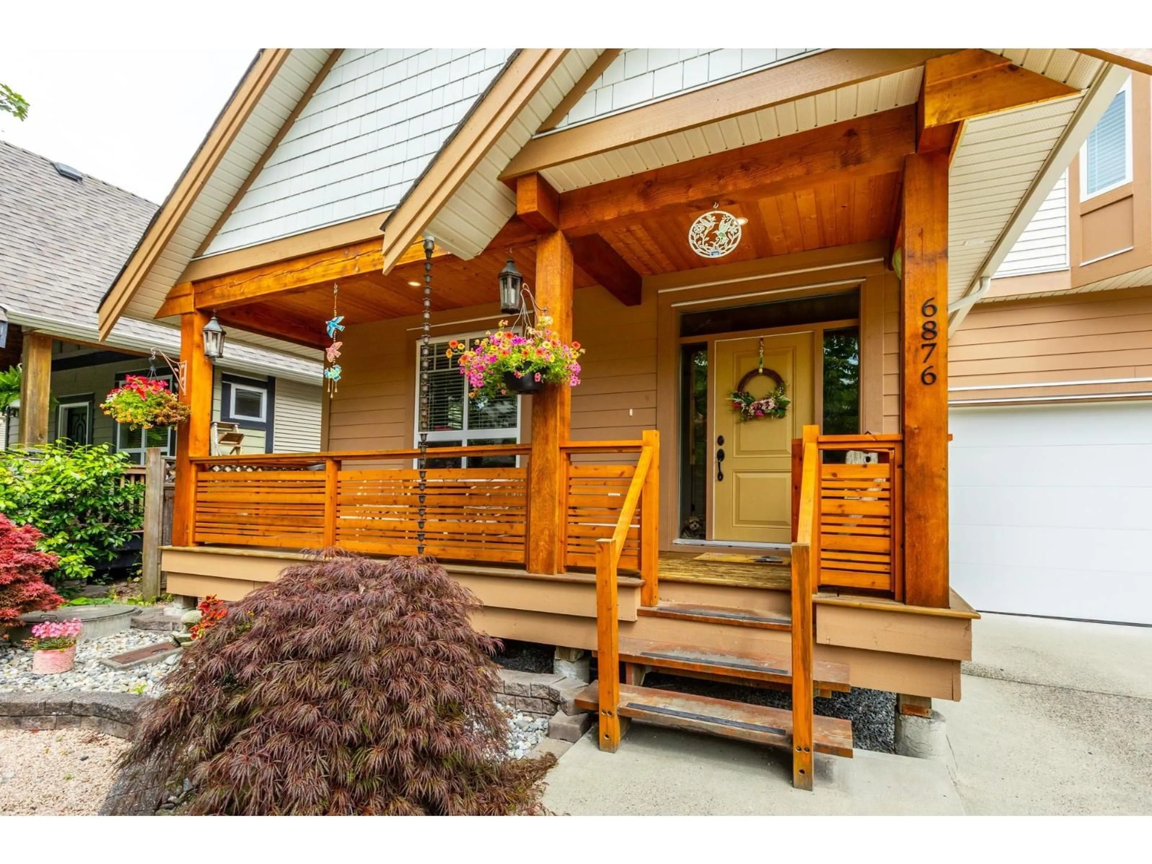 Indoor entryway for 6876 192A STREET, Surrey British Columbia V4N0B7