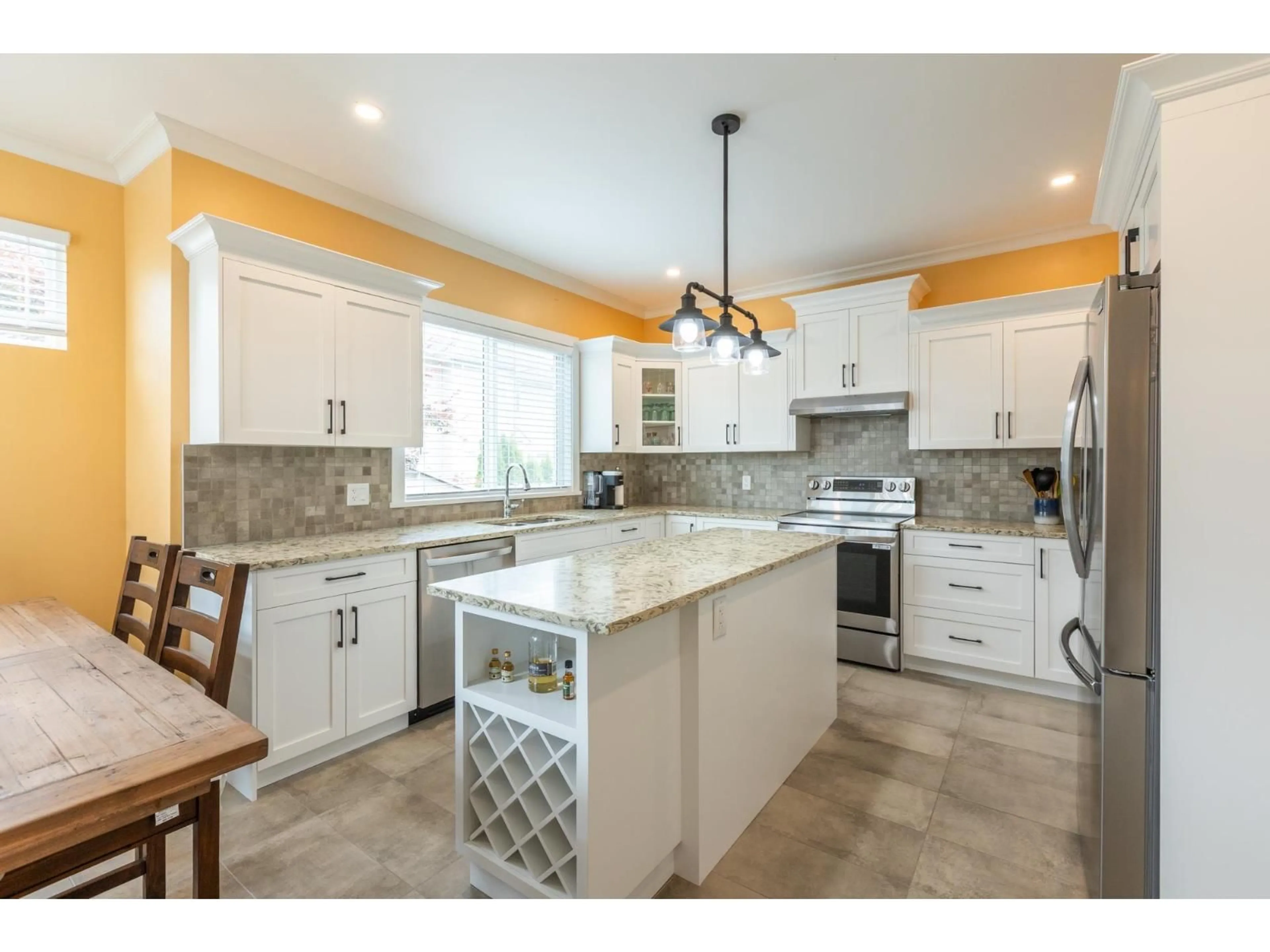 Open concept kitchen, ceramic/tile floor for 6876 192A STREET, Surrey British Columbia V4N0B7