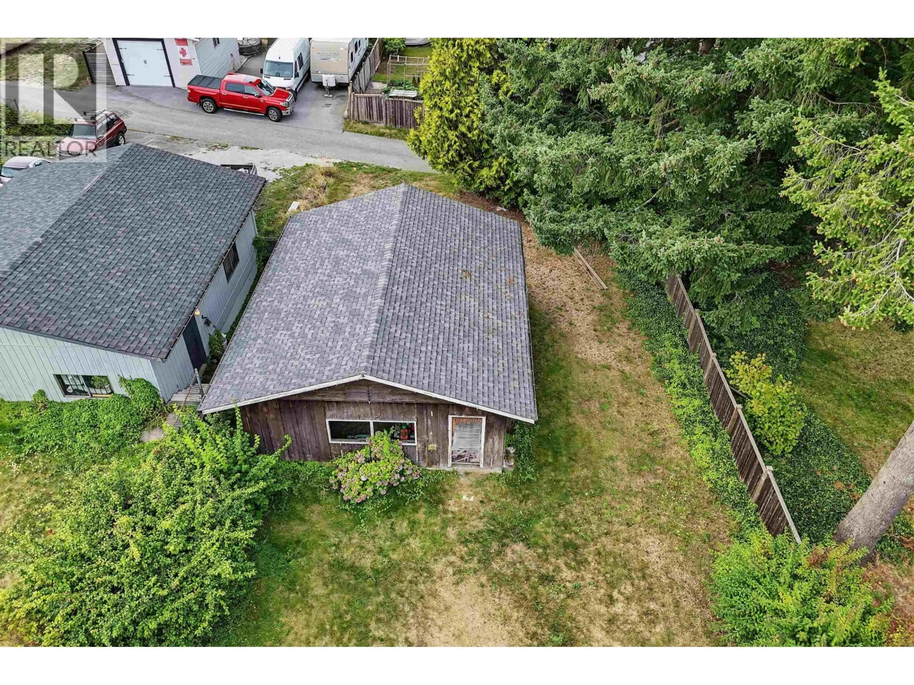 A pic from outside/outdoor area/front of a property/back of a property/a pic from drone, street for 7971 ROSEWOOD STREET, Burnaby British Columbia V5E2H4