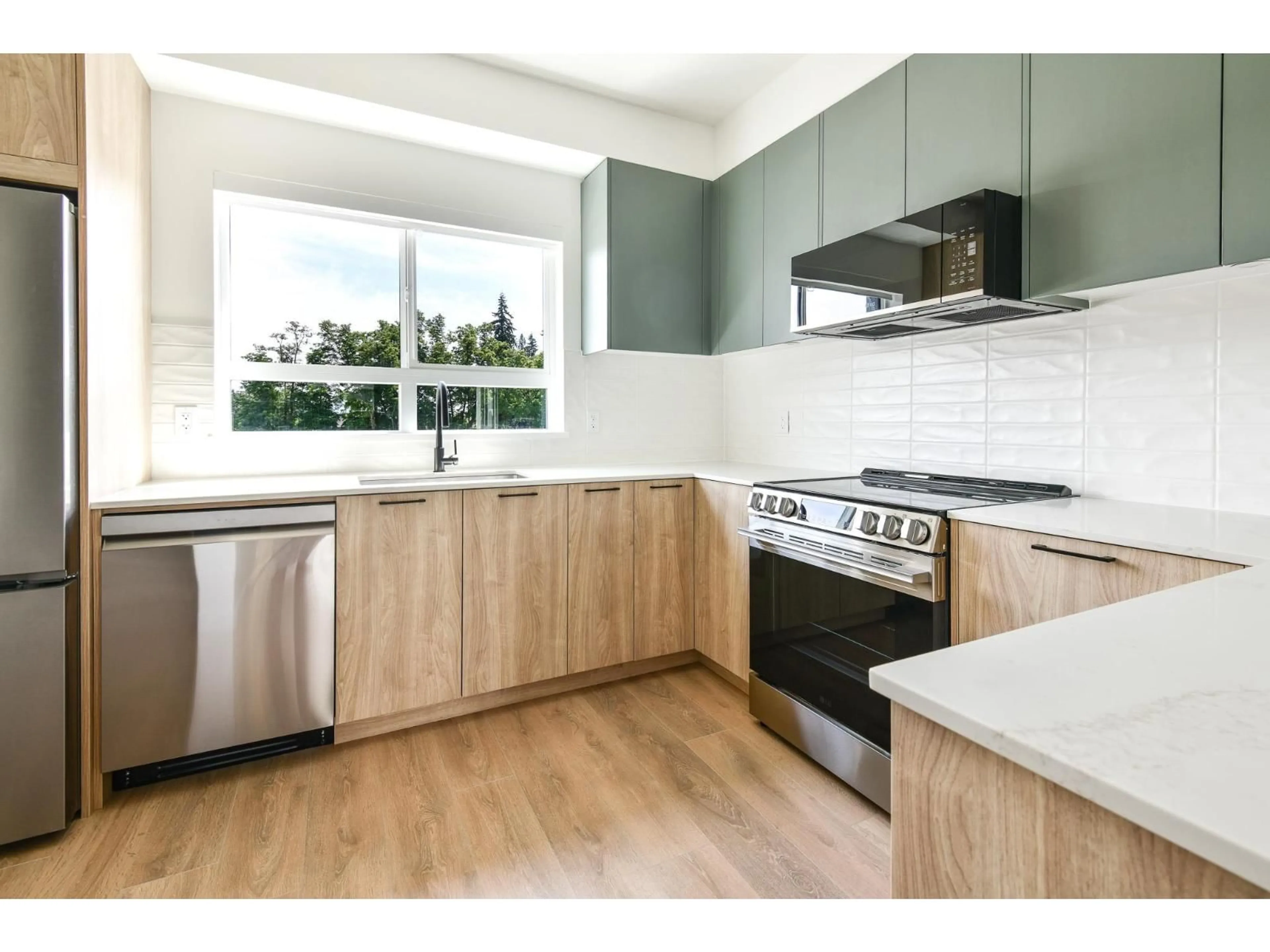Standard kitchen, wood/laminate floor for 21 - 33525 KINGSTON AVENUE, Abbotsford British Columbia V2S0R6