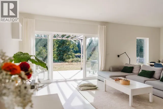 3477 SPRUCE ROAD, Roberts Creek 3