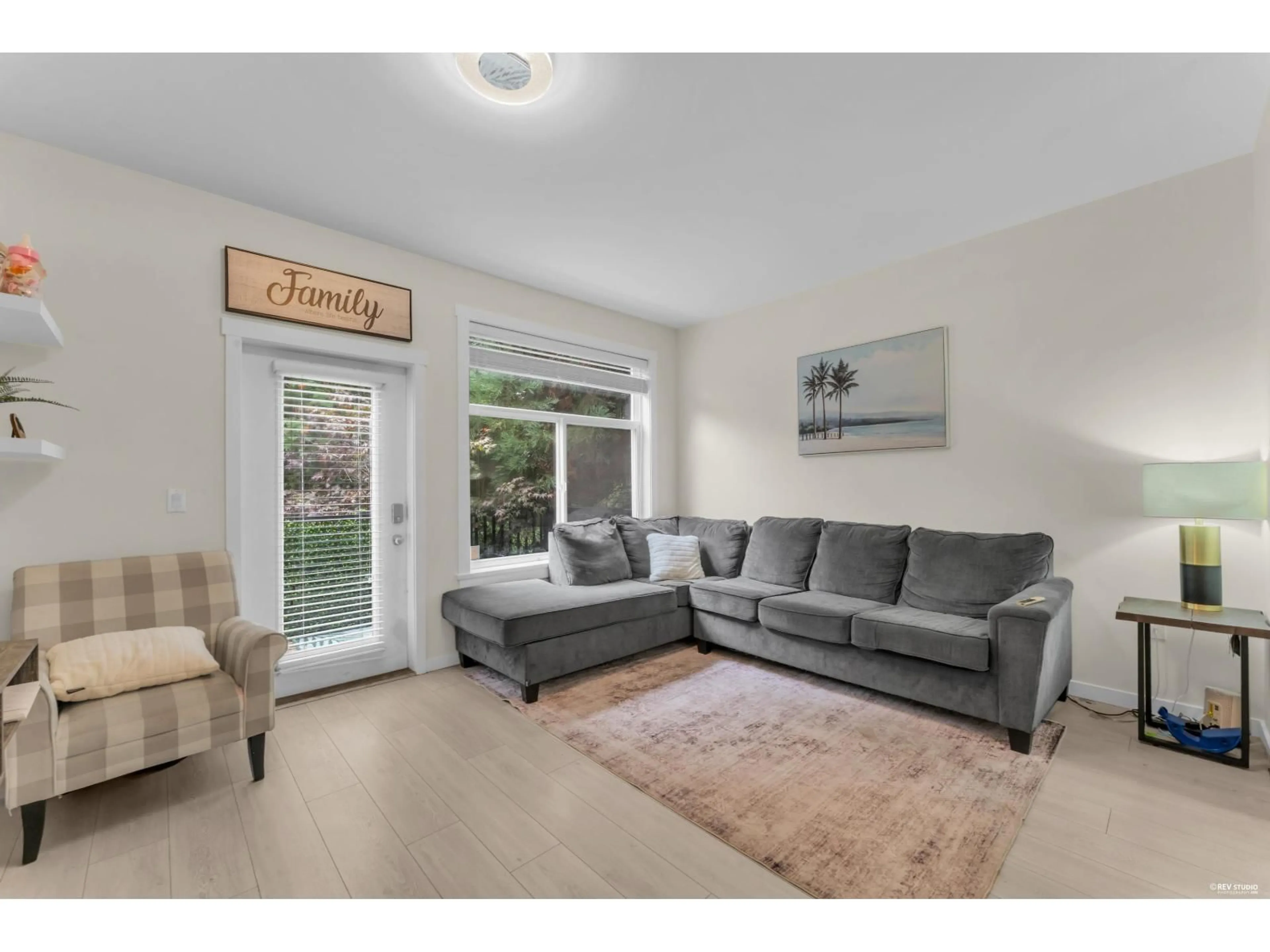 Living room with furniture, unknown for 19 - 15075 60 AVENUE, Surrey British Columbia V3S1S1