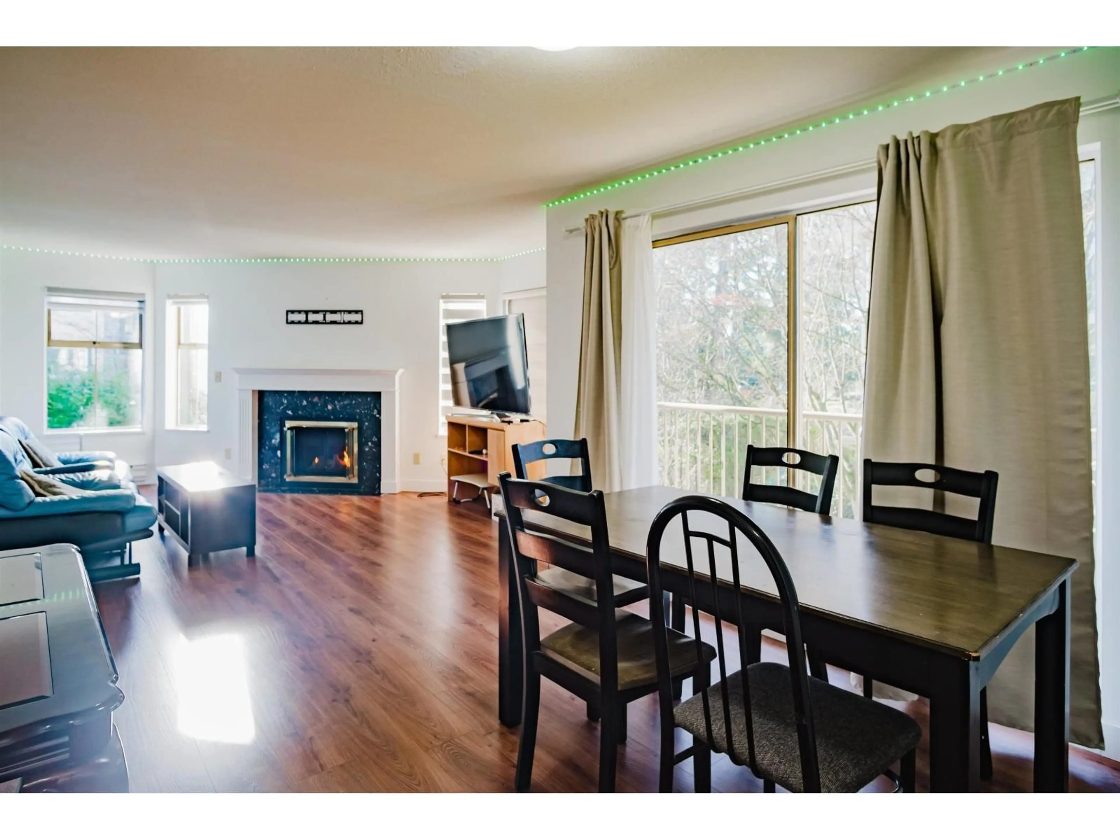 Dining room, wood/laminate floor for 204 - 10721 139 STREET, Surrey British Columbia V3T4L8