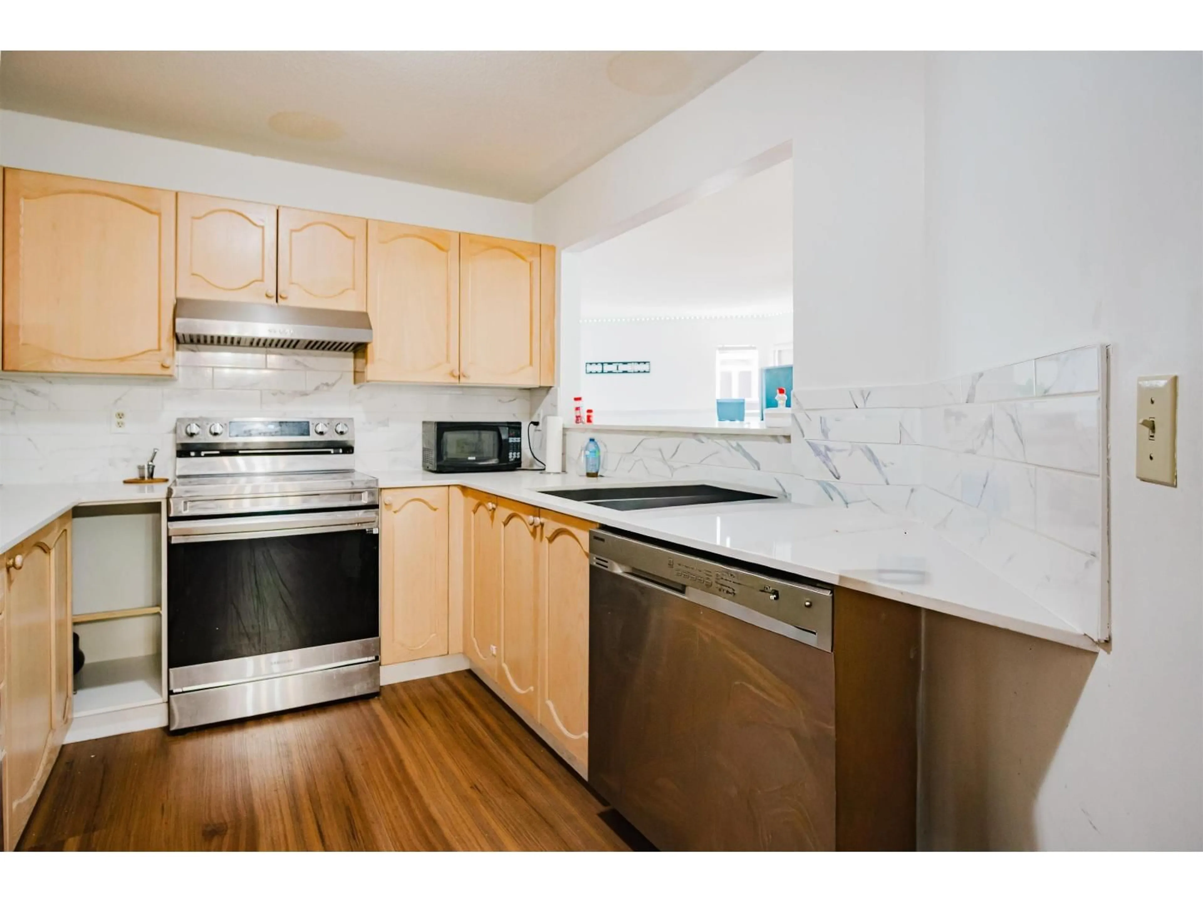 Standard kitchen, unknown for 204 - 10721 139 STREET, Surrey British Columbia V3T4L8