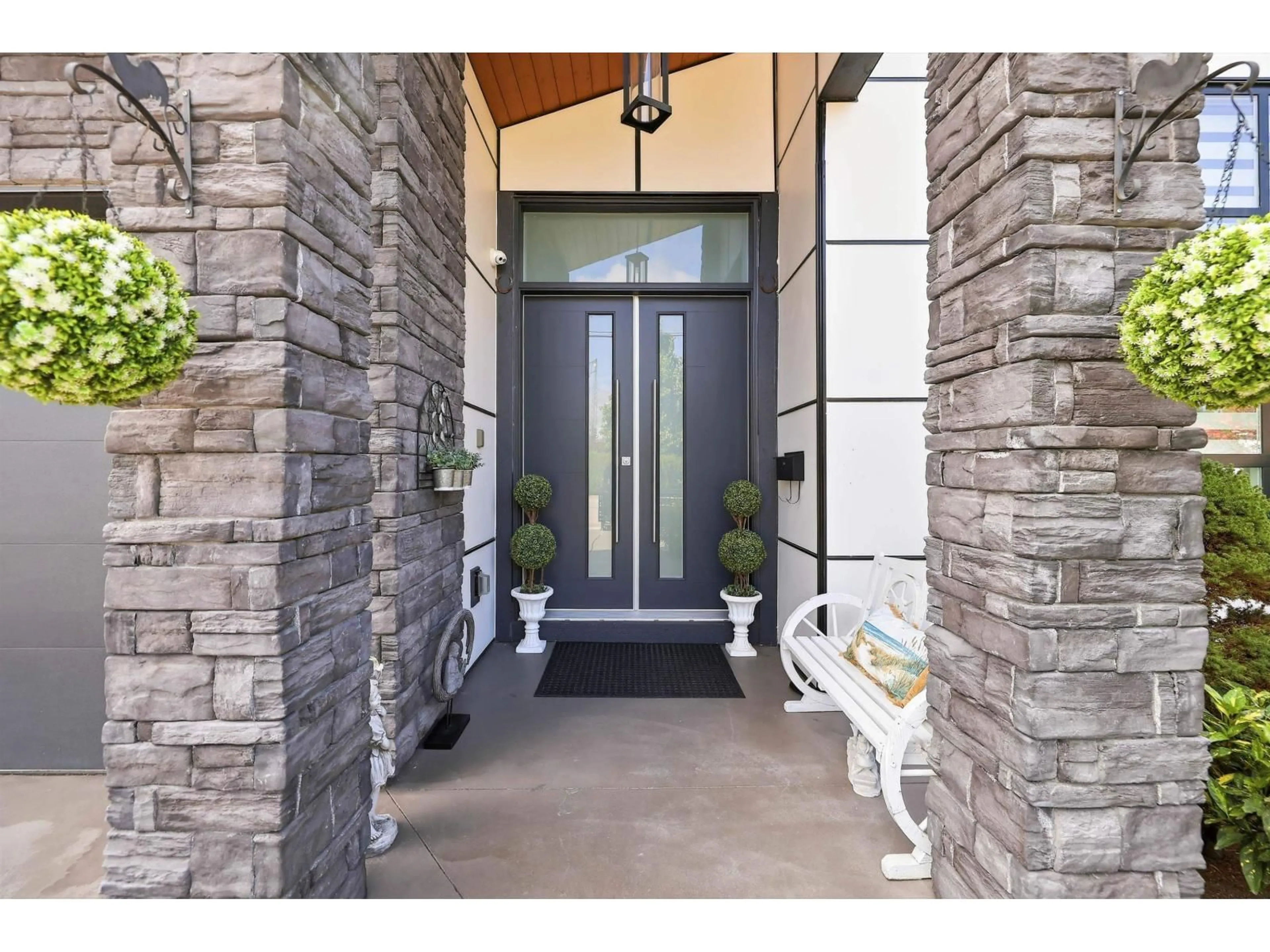 Indoor entryway for 18568 58 AVENUE, Surrey British Columbia V3S1M3