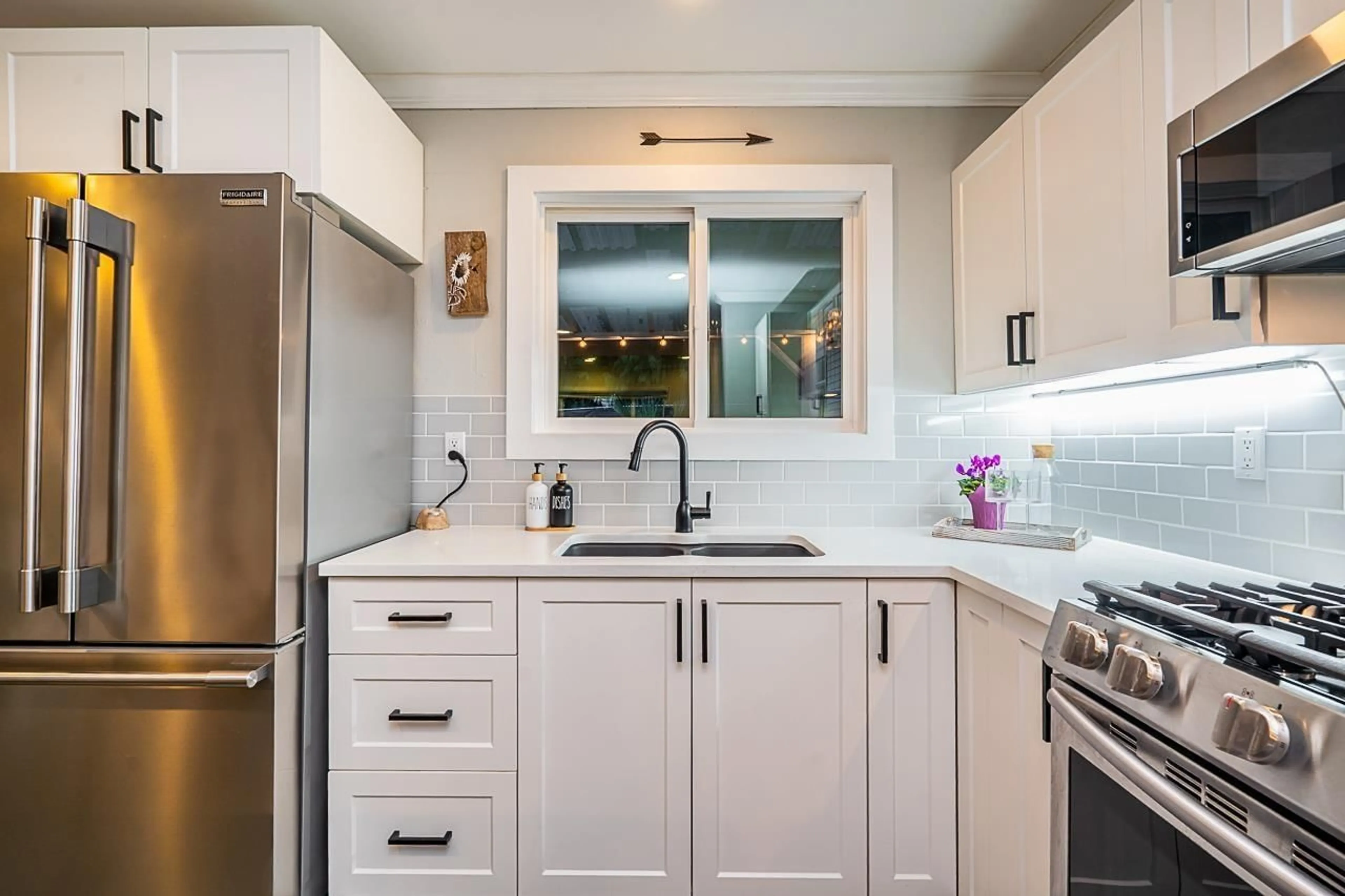 Contemporary kitchen, unknown for 26554 33 AVENUE, Langley British Columbia V4W3G2