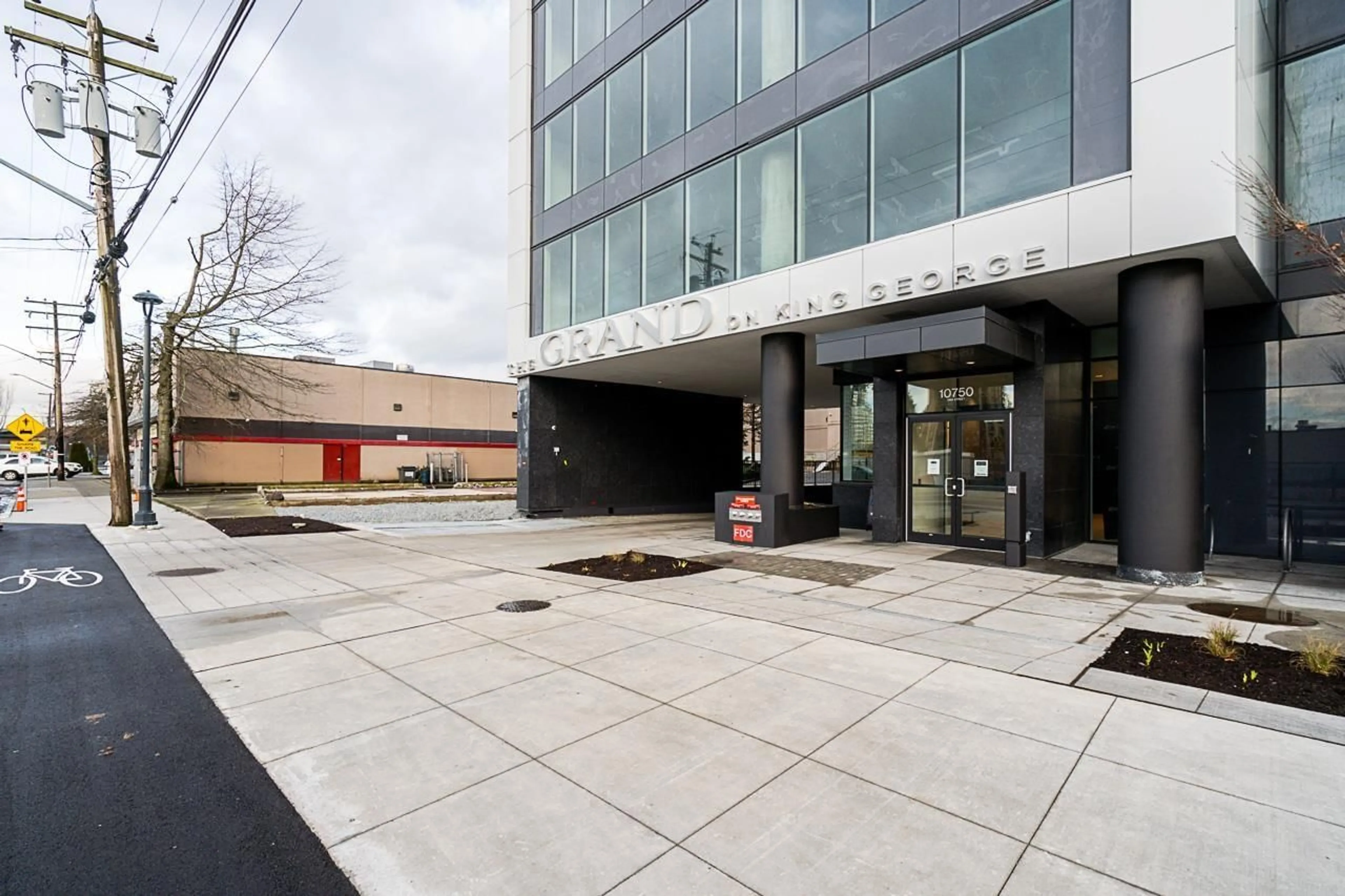 Indoor foyer for 4205 - 10750 135A STREET, Surrey British Columbia V3T4E2