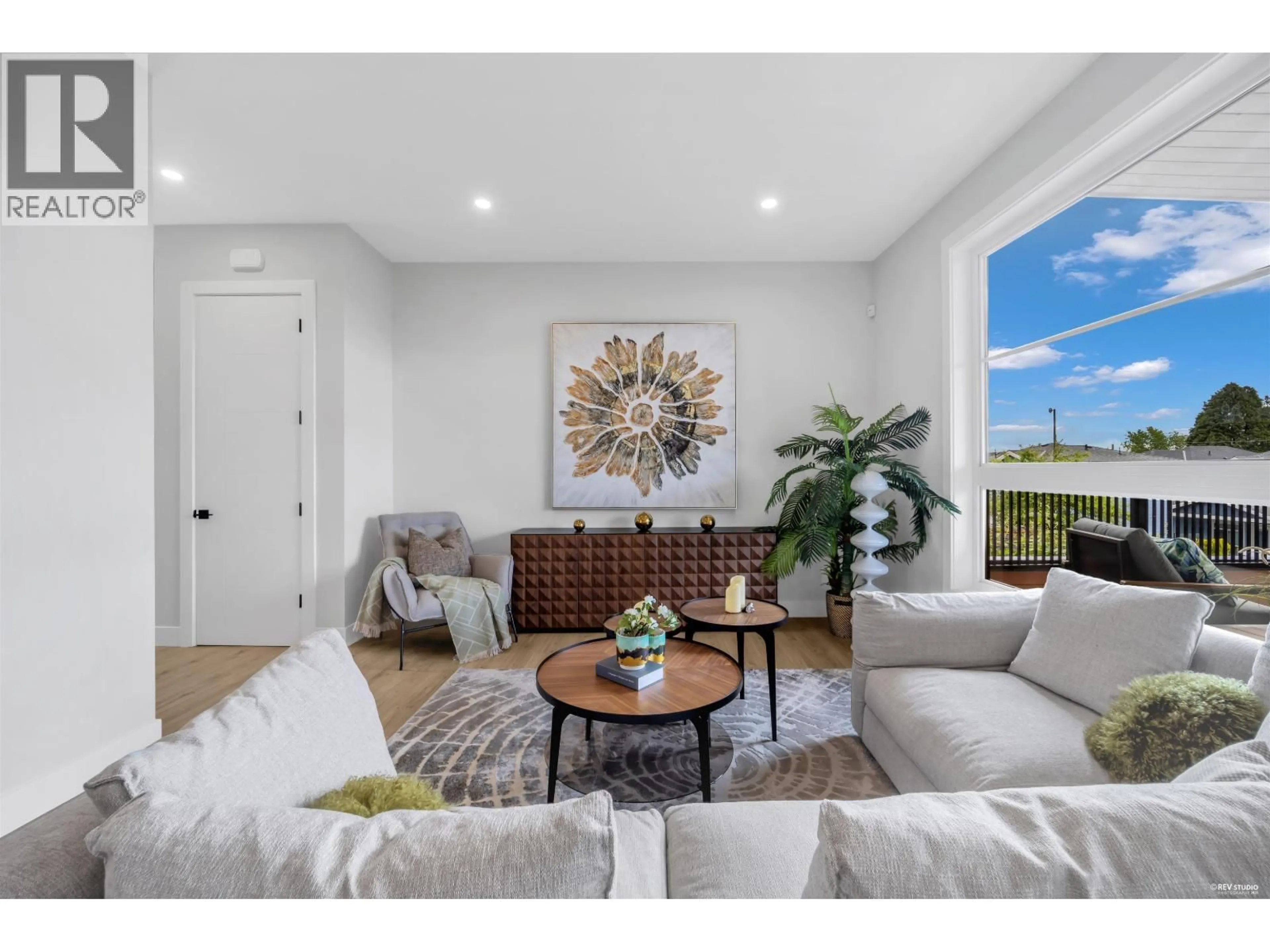 Living room with furniture, unknown for 946 DANSEY AVENUE, Coquitlam British Columbia V3K3G7