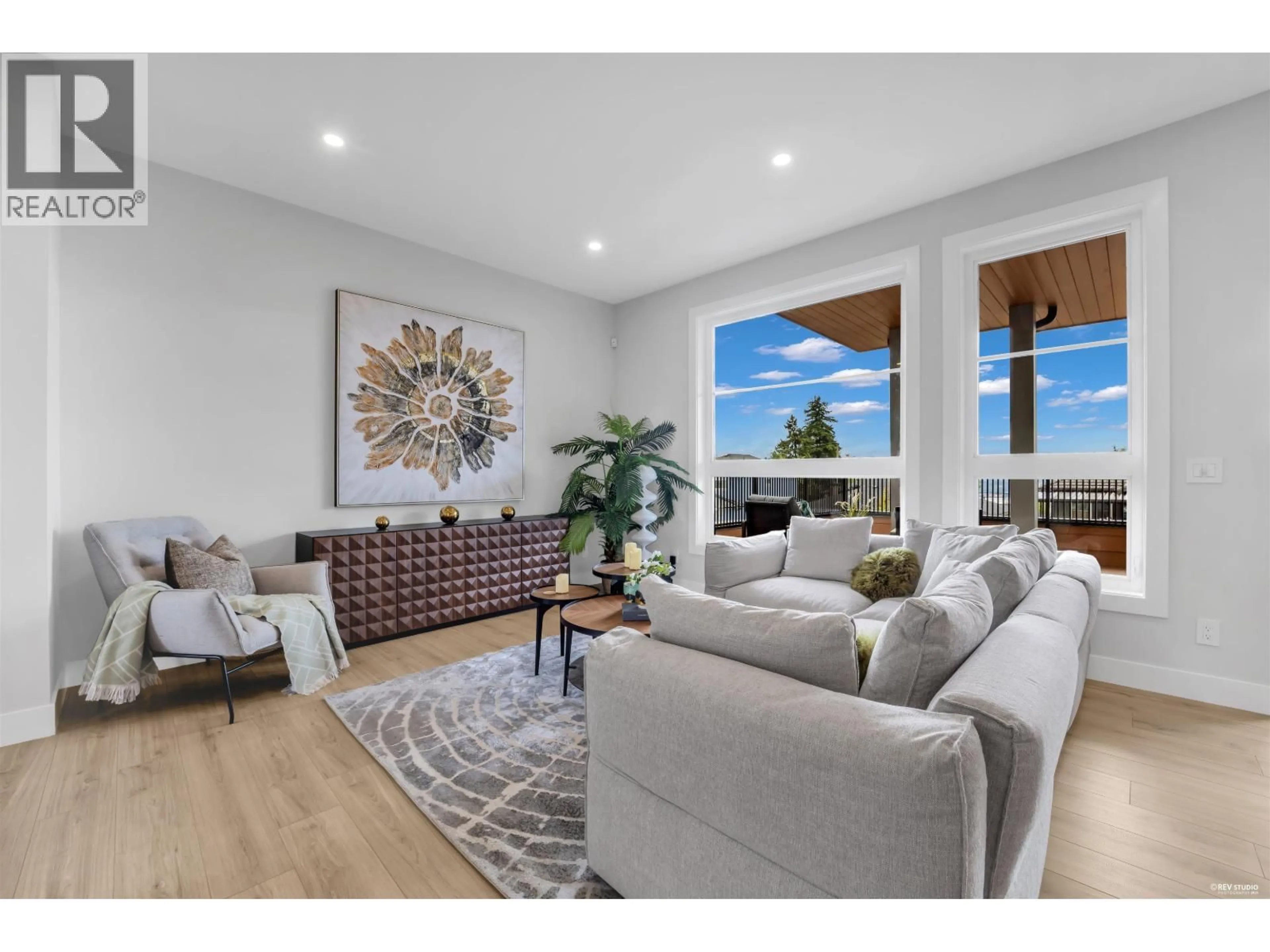 Living room with furniture, unknown for 946 DANSEY AVENUE, Coquitlam British Columbia V3K3G7