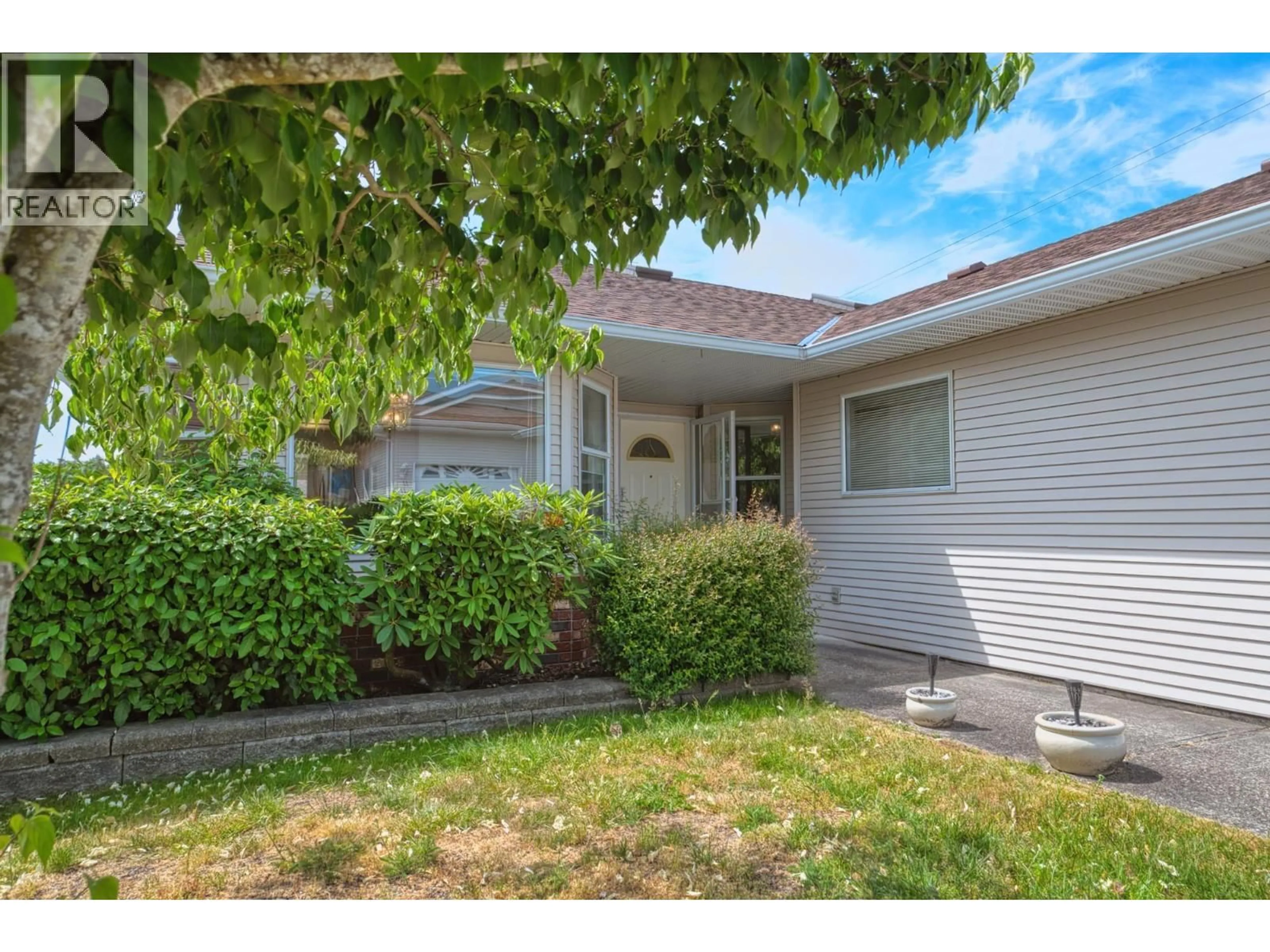 Home with vinyl exterior material, street for 8 - 820 KIWANIS WAY, Gibsons British Columbia V0N1V9