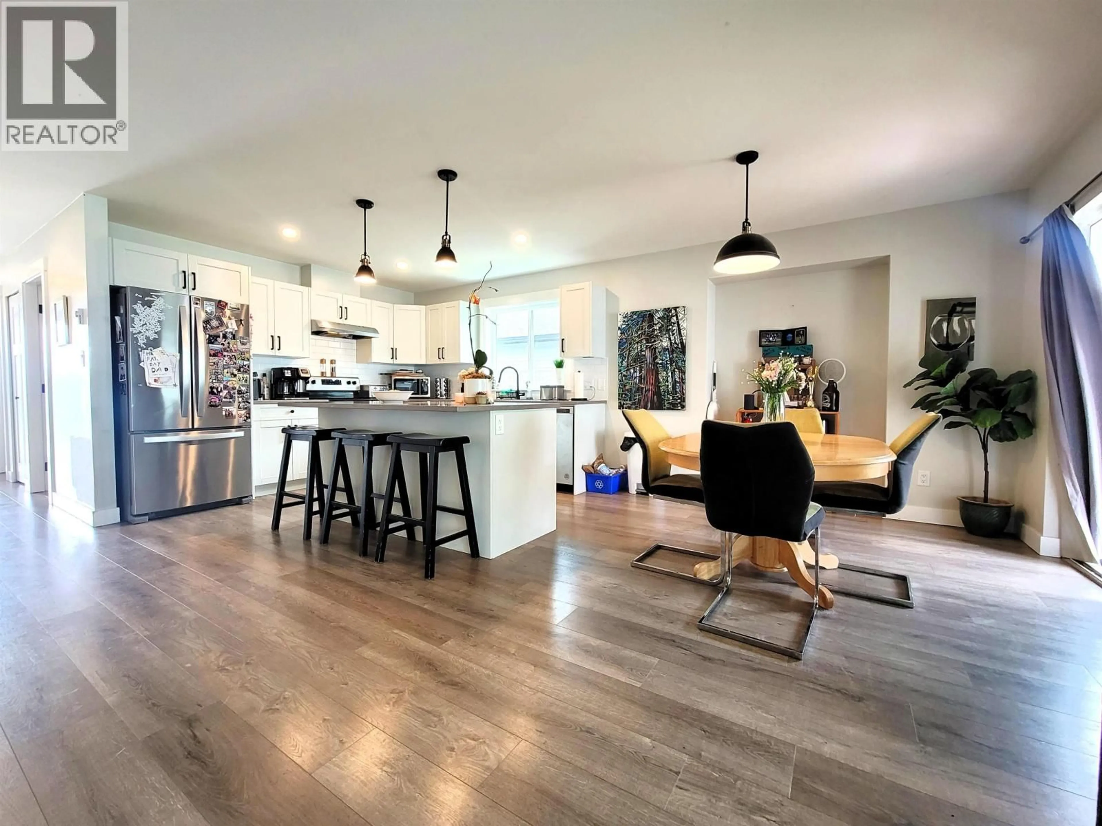 Open concept kitchen, wood/laminate floor for 1040 CELIA CRESCENT, Gibsons British Columbia V0N1V7