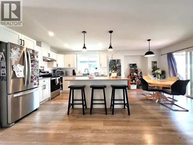 1040 CELIA CRESCENT, Gibsons 3
