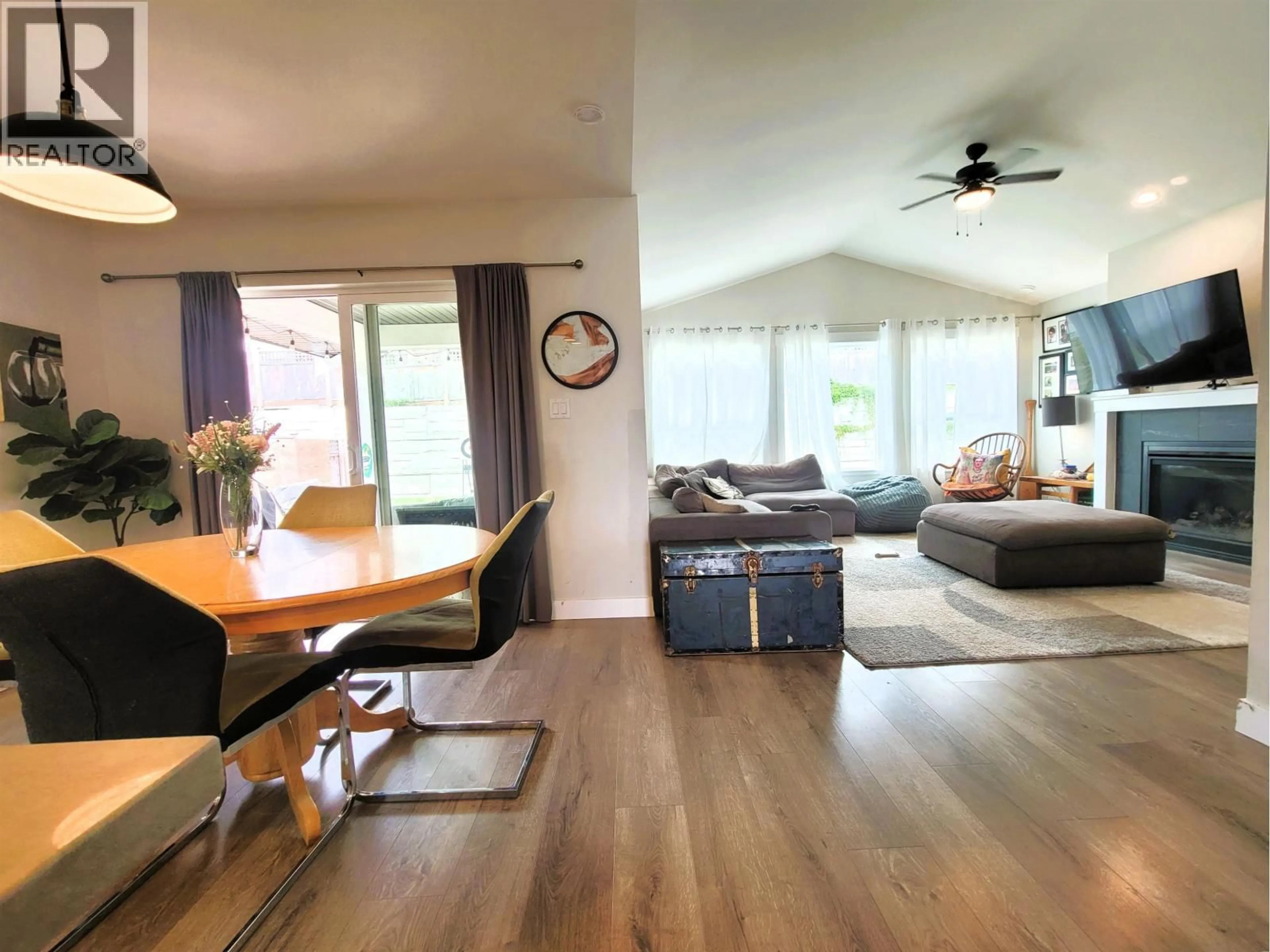 Living room with furniture, wood/laminate floor for 1040 CELIA CRESCENT, Gibsons British Columbia V0N1V7