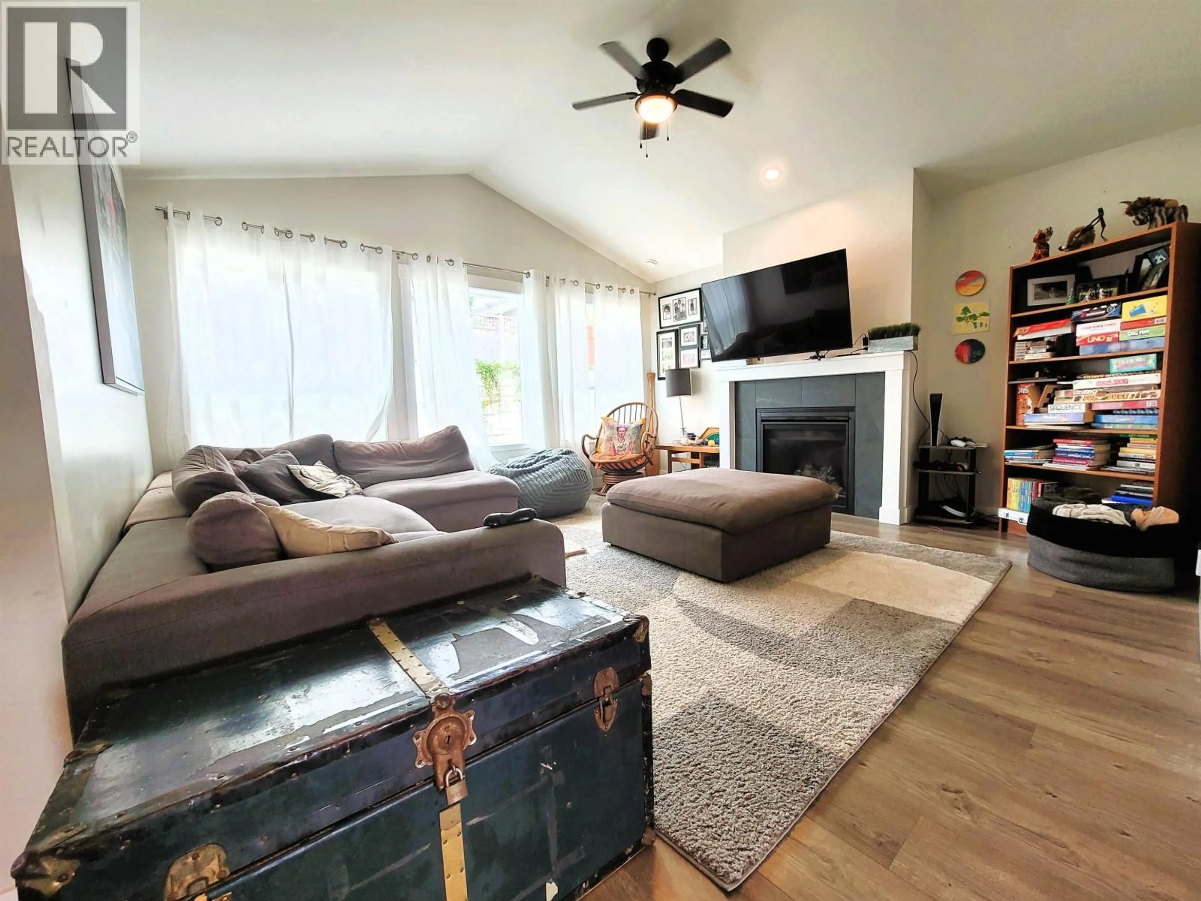 Living room with furniture, wood/laminate floor for 1040 CELIA CRESCENT, Gibsons British Columbia V0N1V7
