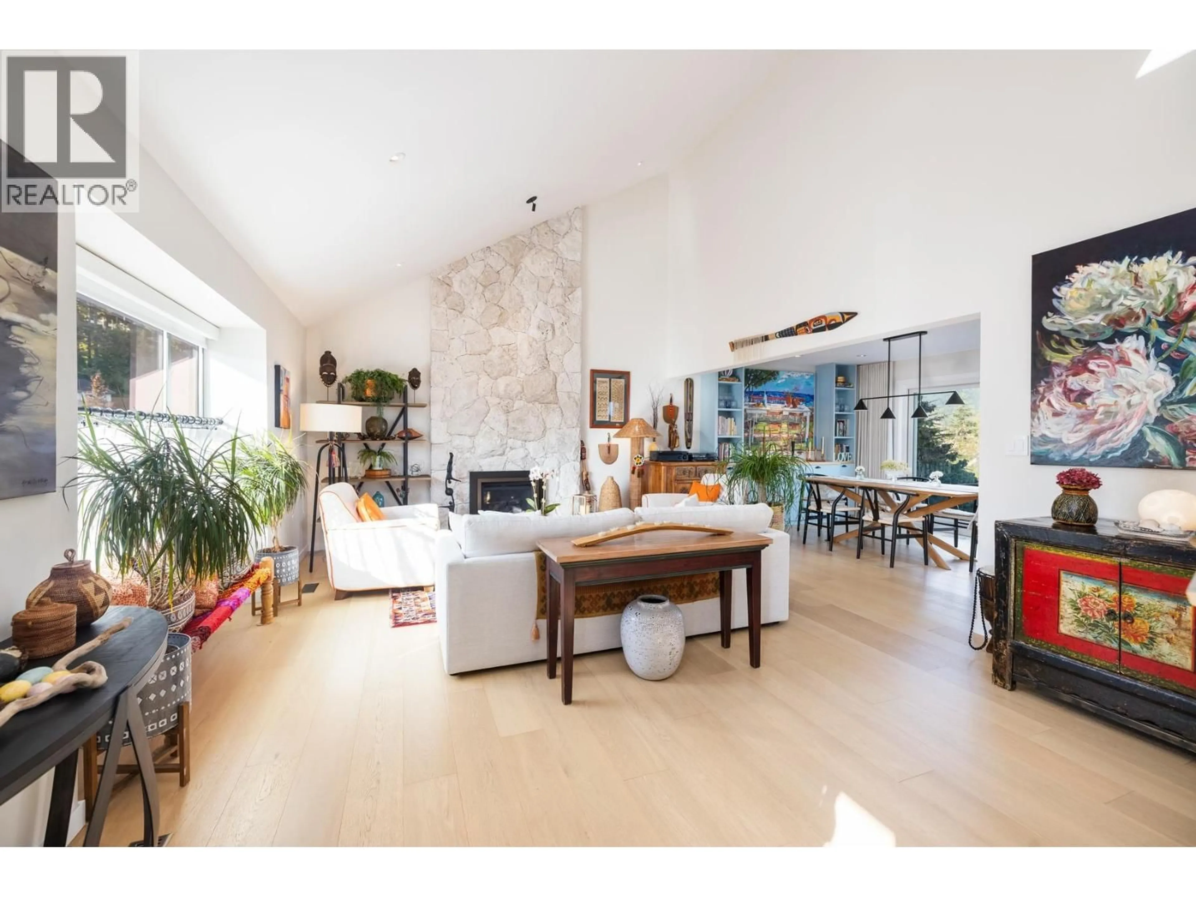Living room with furniture, unknown for 4772 MEADFEILD COURT, West Vancouver British Columbia V7W2Y3