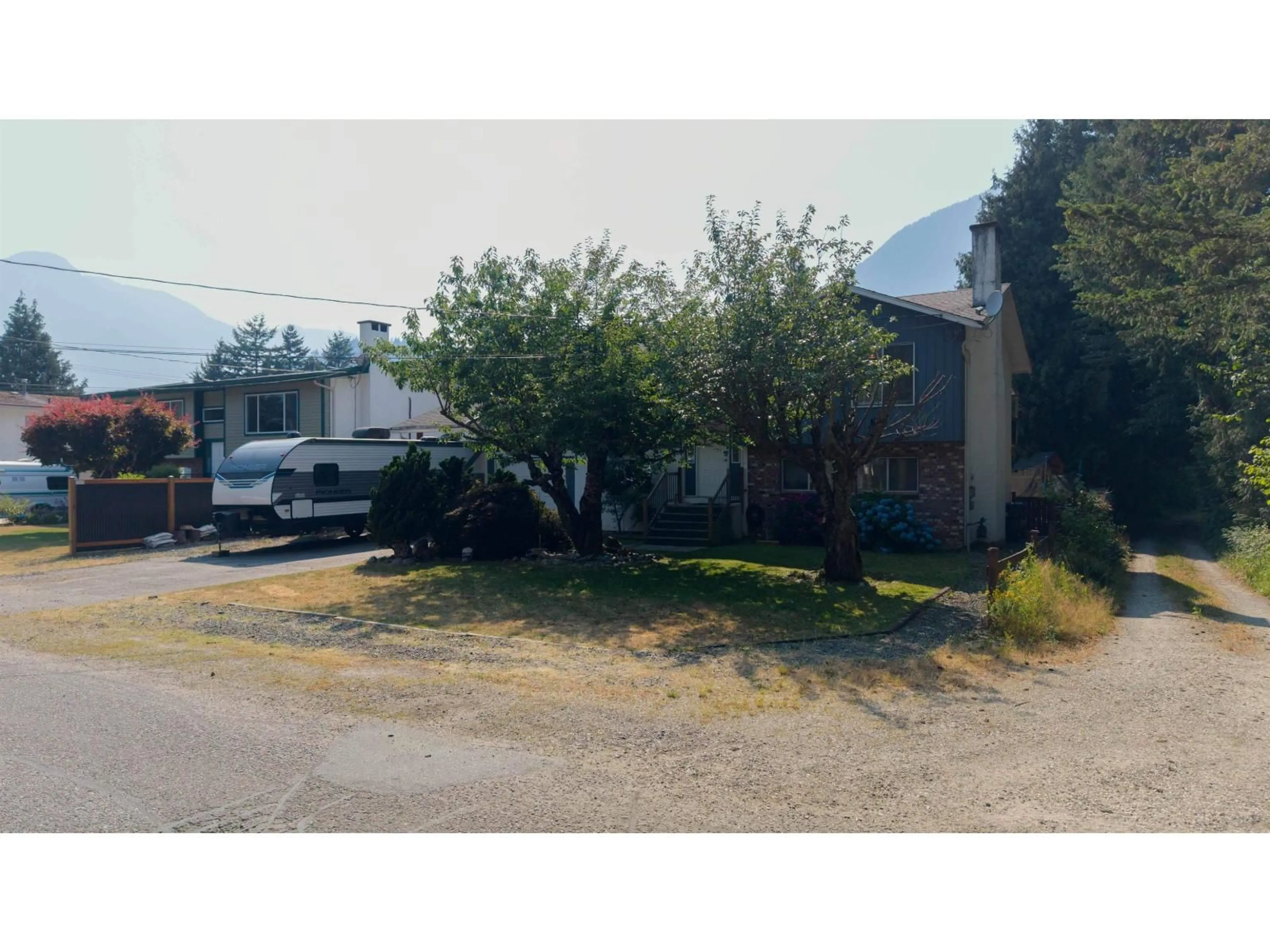A pic from outside/outdoor area/front of a property/back of a property/a pic from drone, street for 450 WARDLE STREET, Hope British Columbia V0X1L0