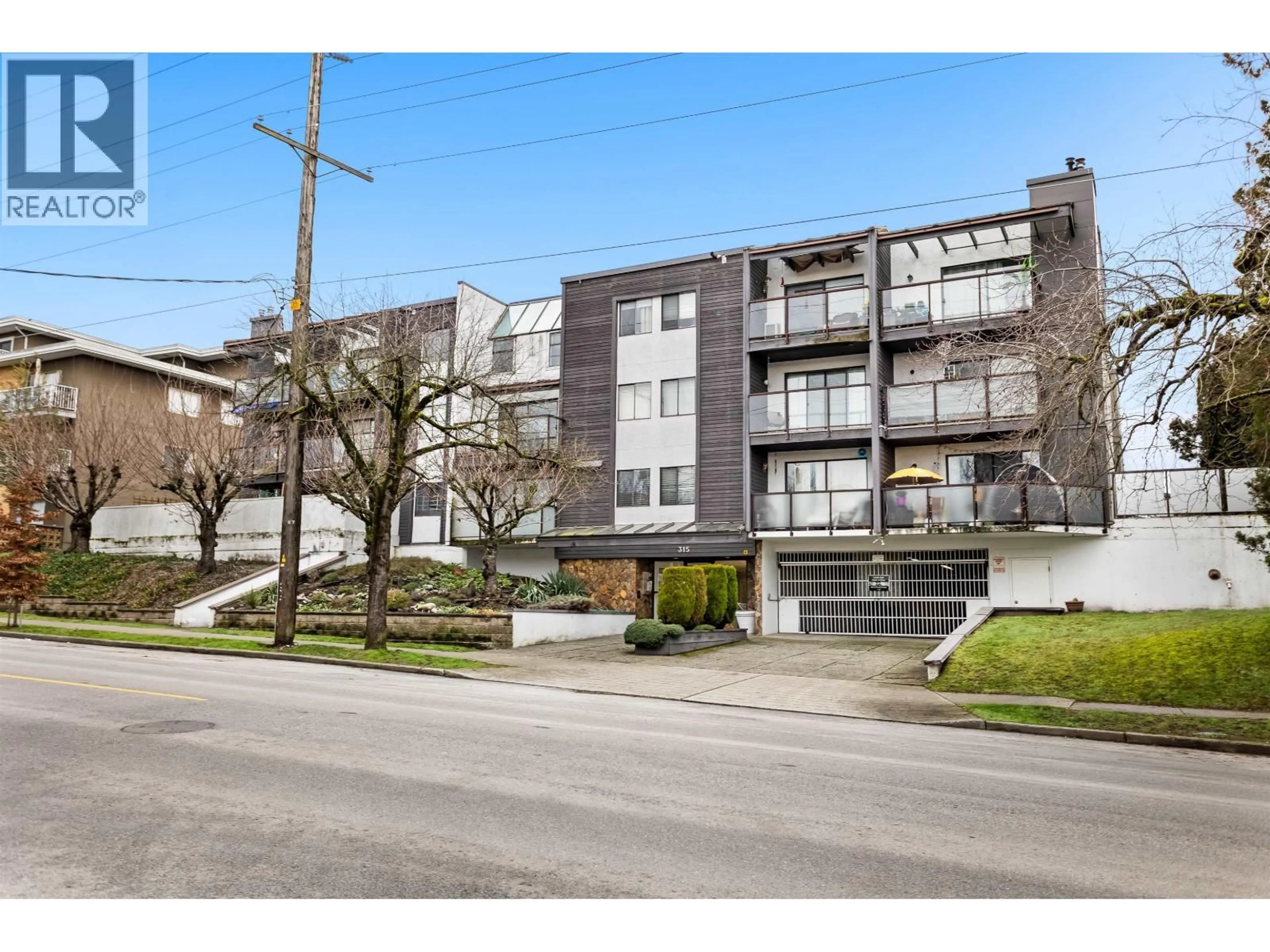 A pic from outside/outdoor area/front of a property/back of a property/a pic from drone, street for 306 - 315 TENTH STREET, New Westminster British Columbia V3M3Y2