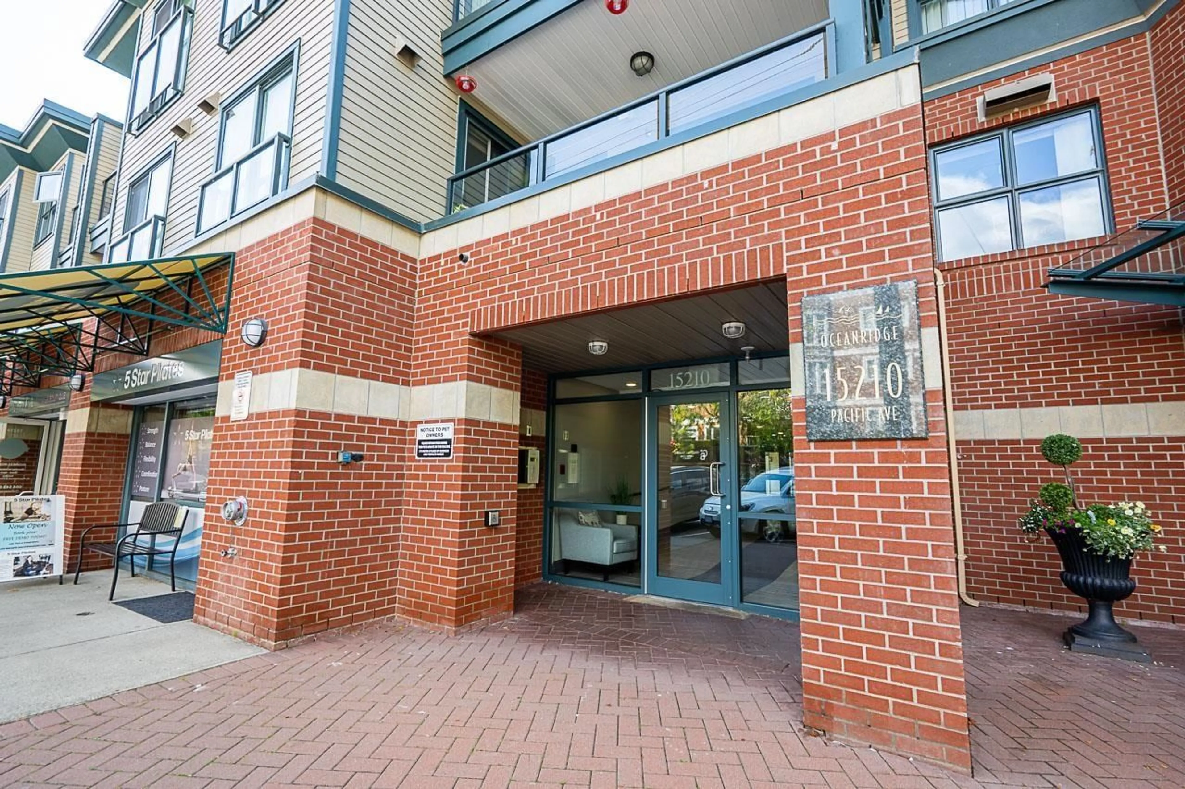 Indoor foyer for 307 - 15210 PACIFIC AVENUE, White Rock British Columbia V4B5L2