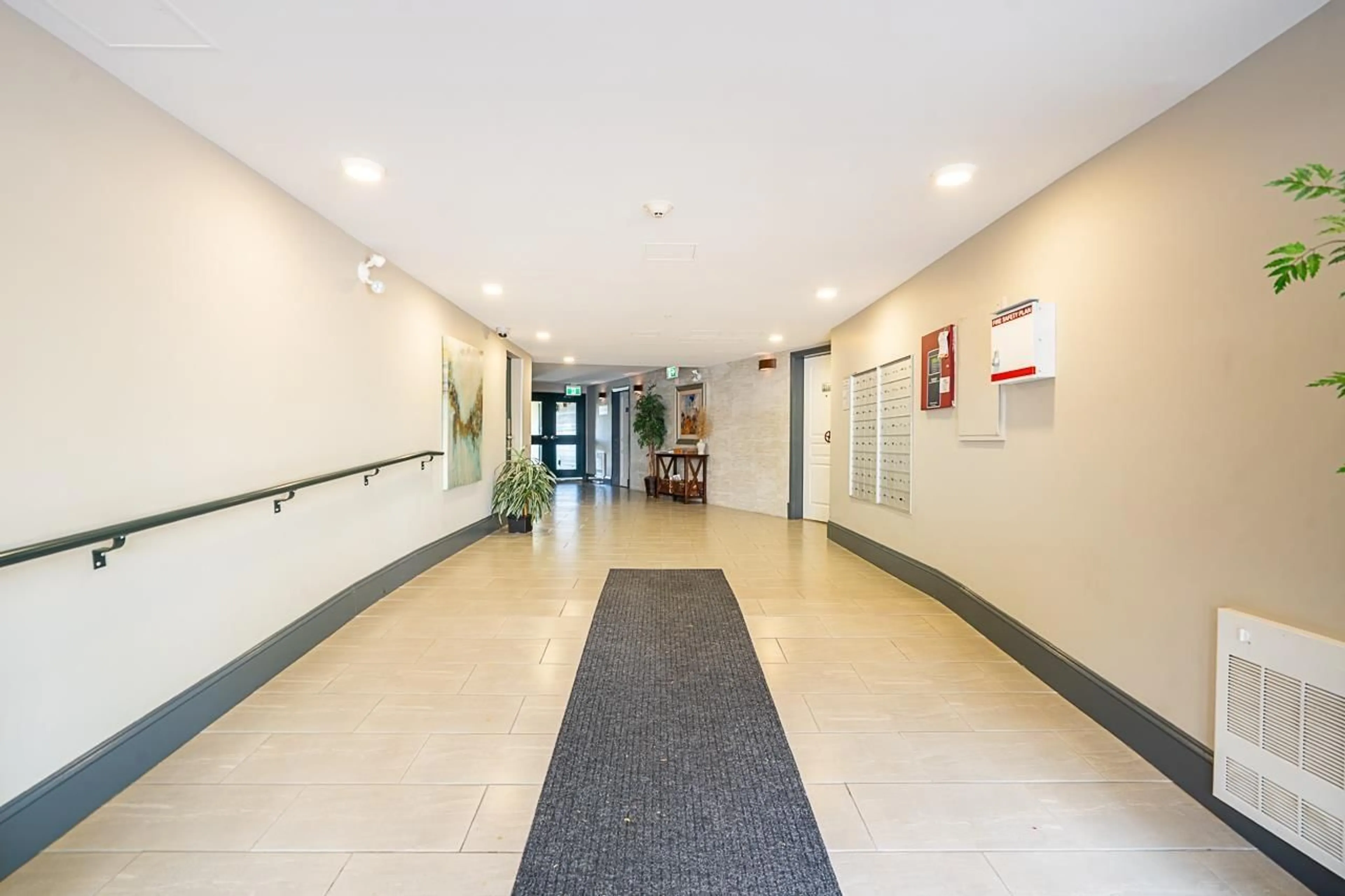 Indoor foyer for 307 - 15210 PACIFIC AVENUE, White Rock British Columbia V4B5L2