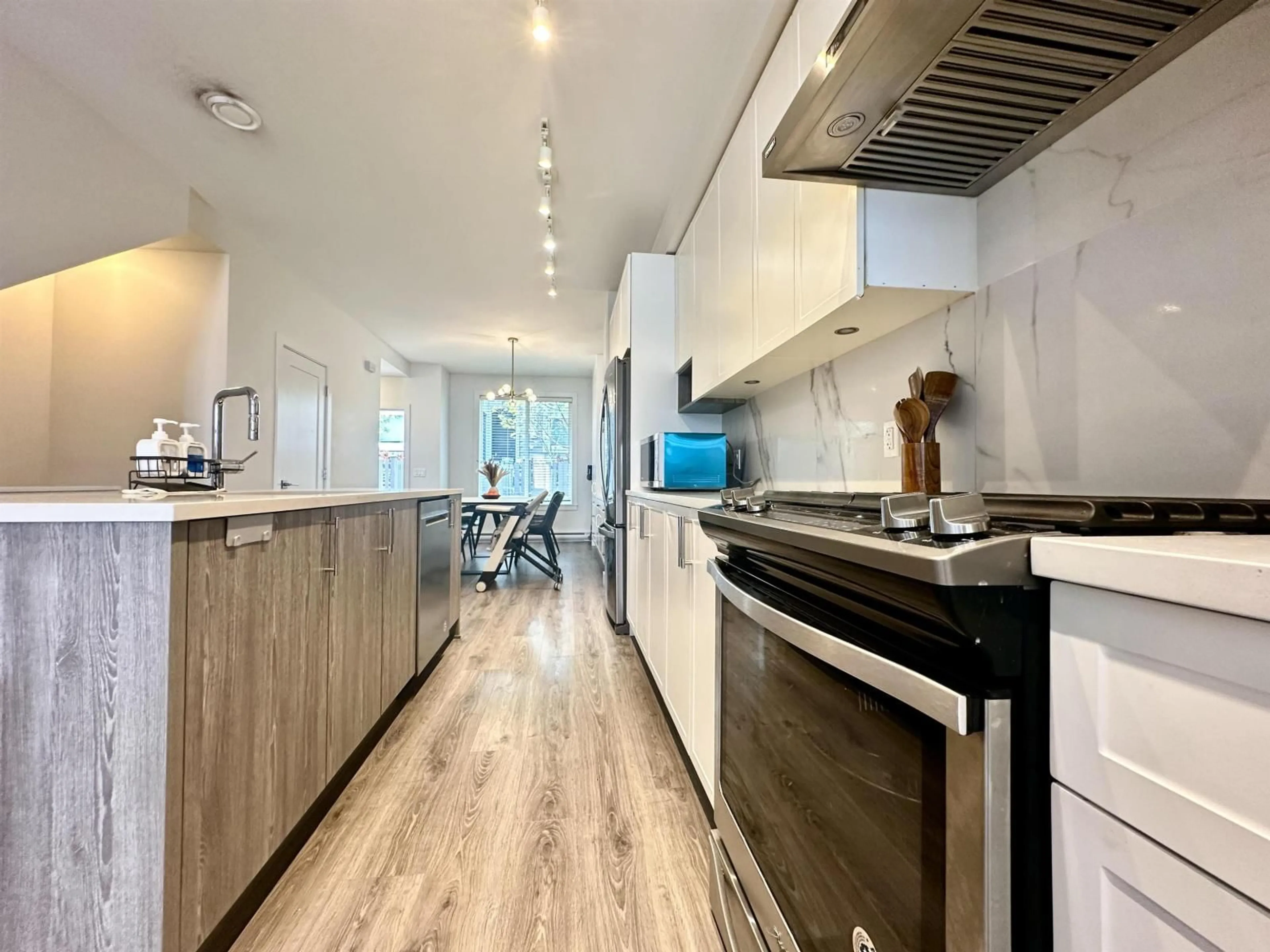 Open concept kitchen, unknown for 21 - 9688 162A STREET, Surrey British Columbia V4N6V3