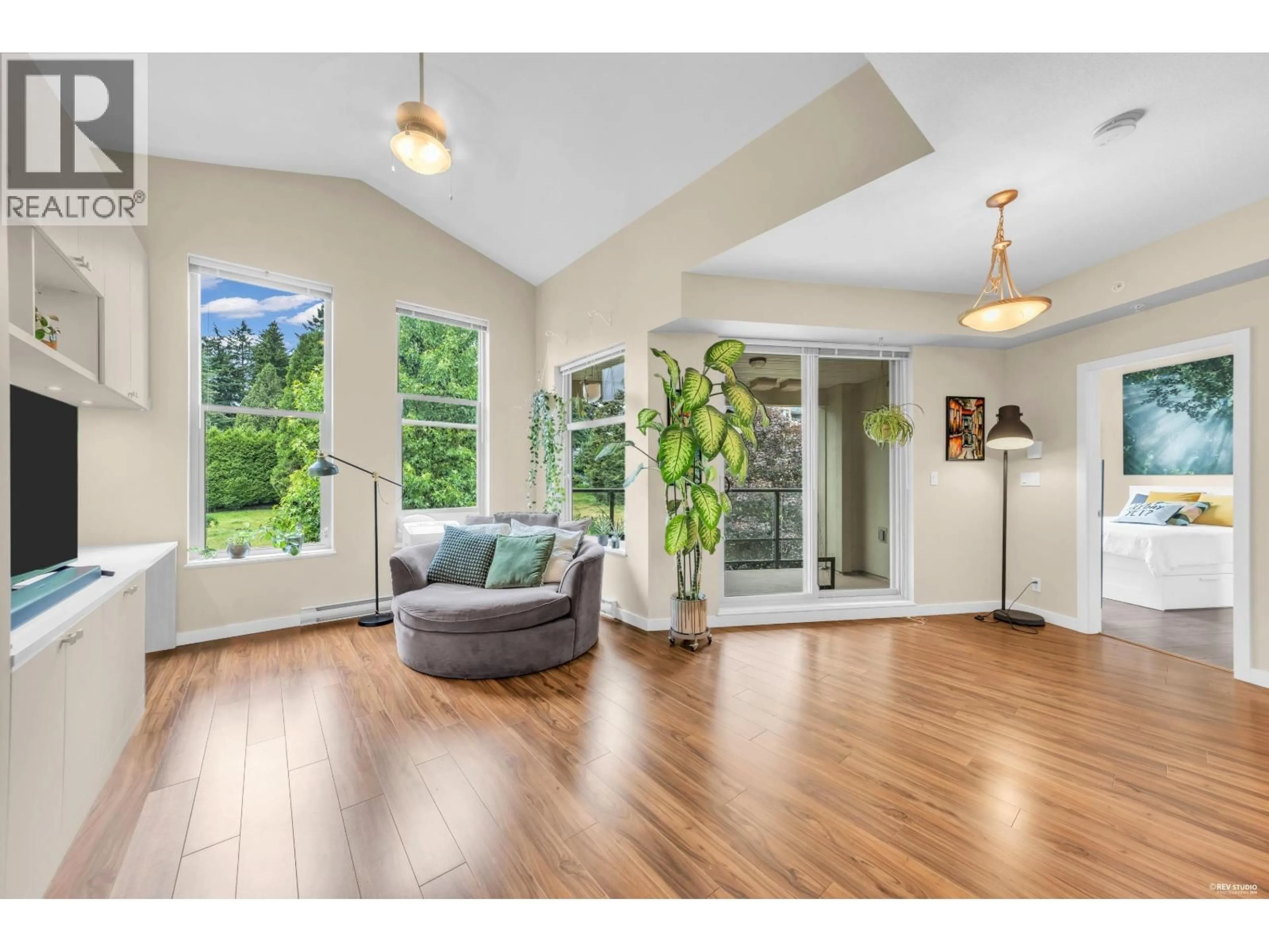 Indoor entryway for 402 - 265 ROSS DRIVE, New Westminster British Columbia V3L0C8