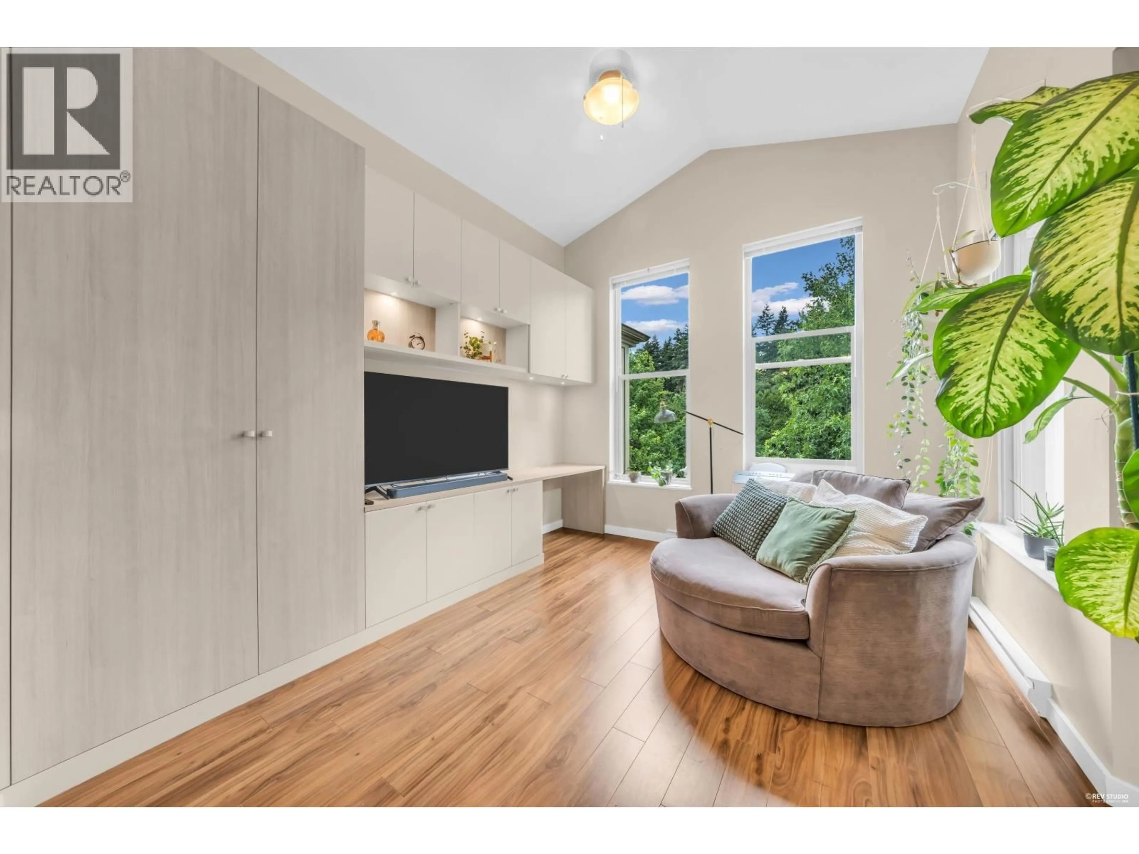 Living room with furniture, wood/laminate floor for 402 - 265 ROSS DRIVE, New Westminster British Columbia V3L0C8