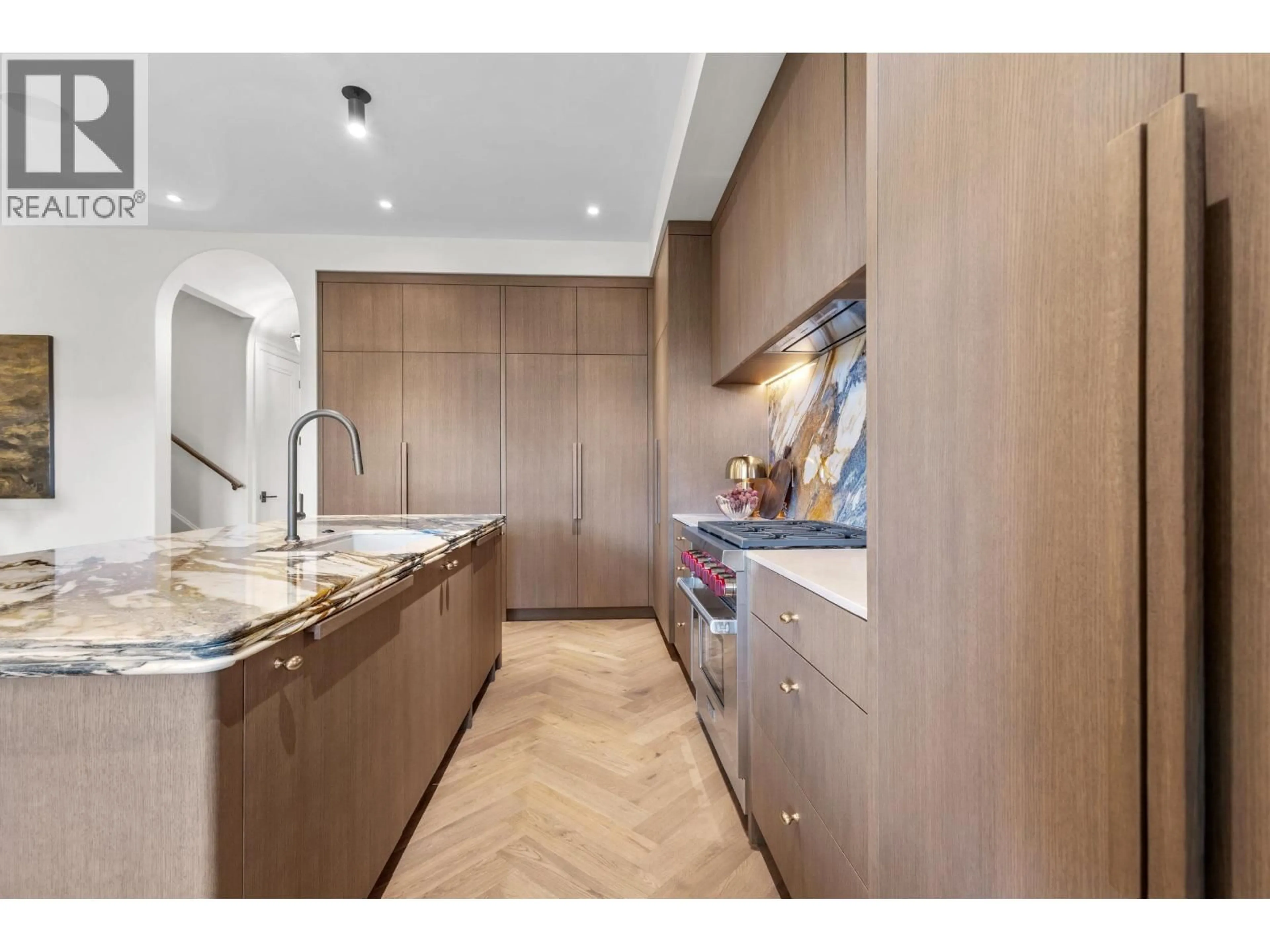 Contemporary kitchen, unknown for 1 - 4136 CAMBRIDGE STREET, Burnaby British Columbia V5C1G9