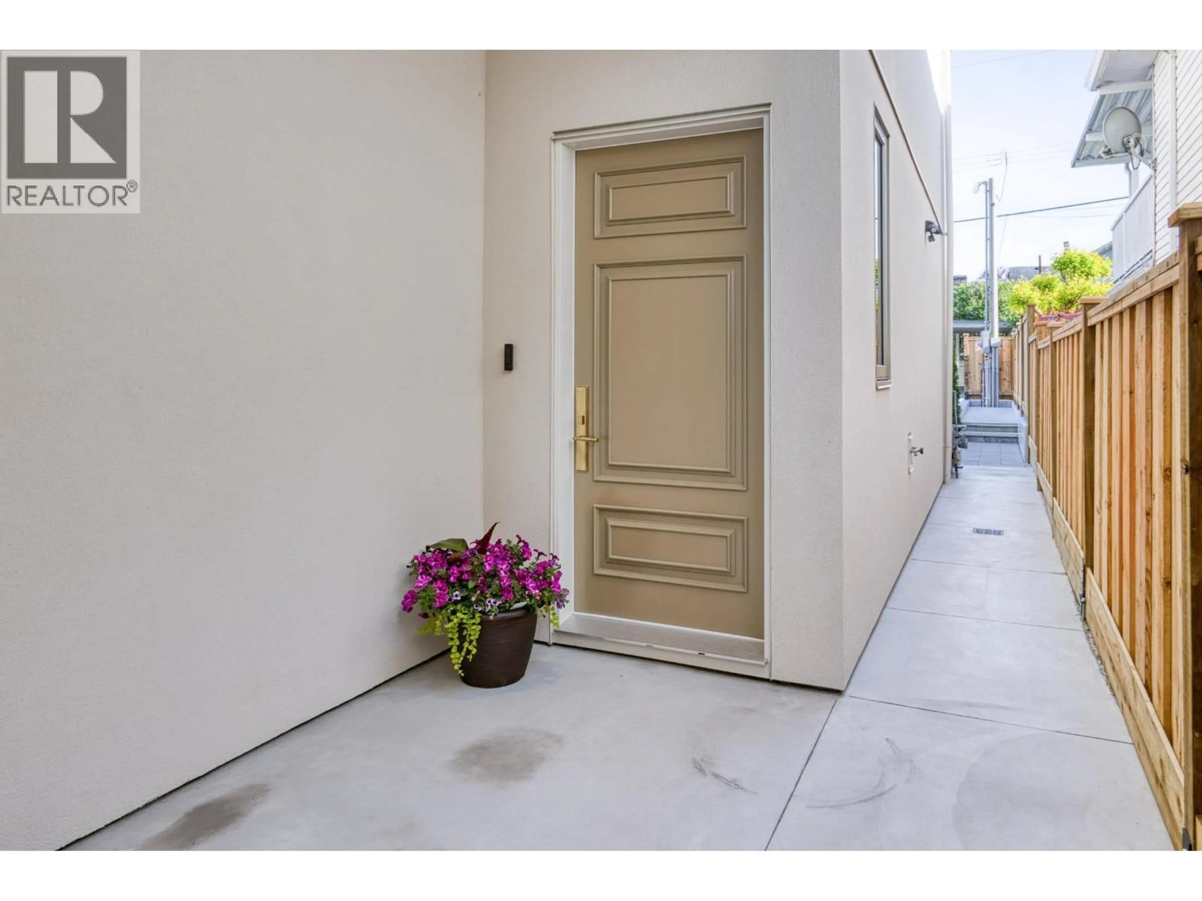 Indoor entryway for 2 - 4136 CAMBRIDGE STREET, Burnaby British Columbia V5C1G9