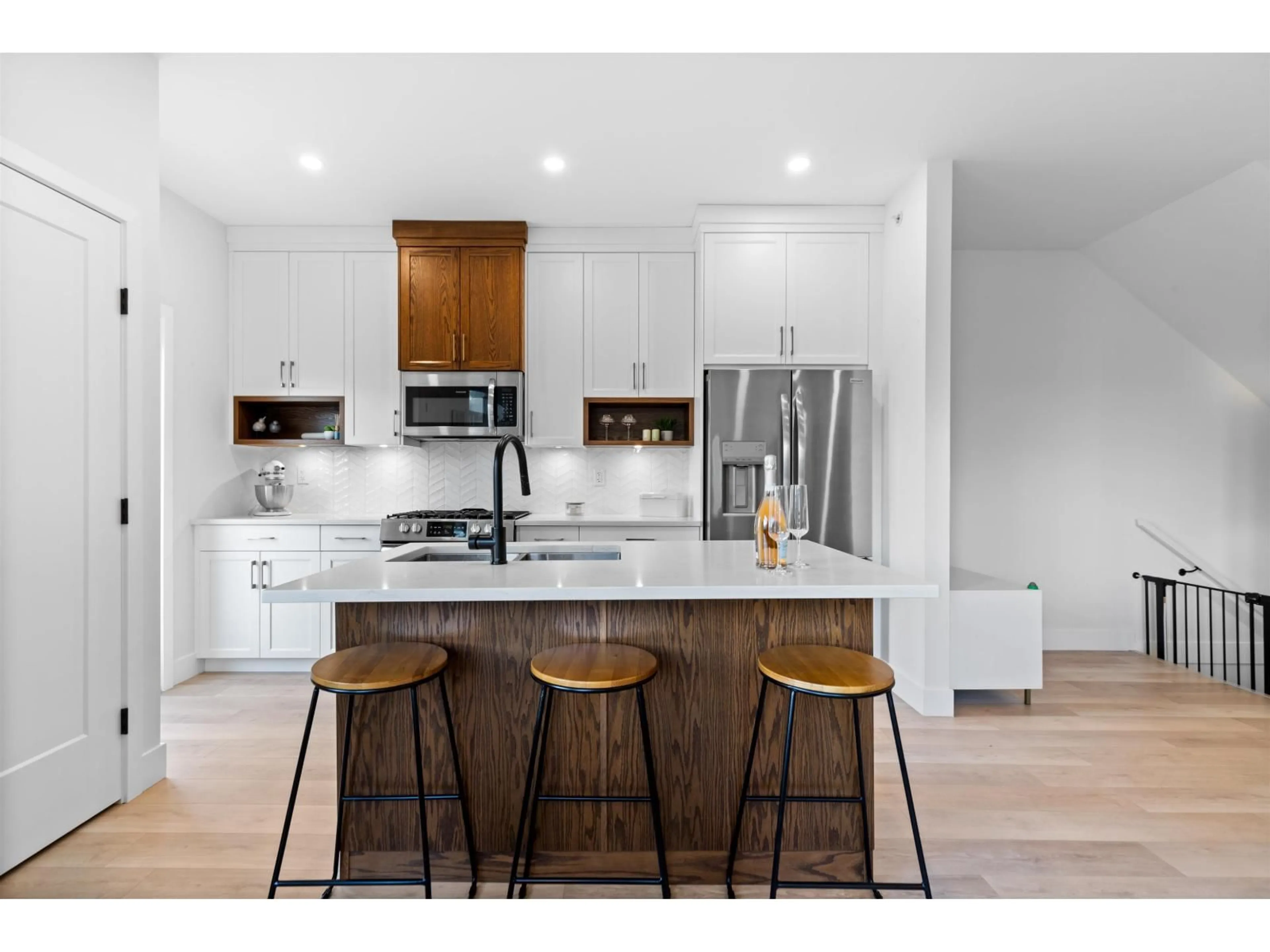 Open concept kitchen, wood/laminate floor for 1 - 43998 CHILLIWACK MOUNTAIN ROAD, Chilliwack British Columbia V2R4A1