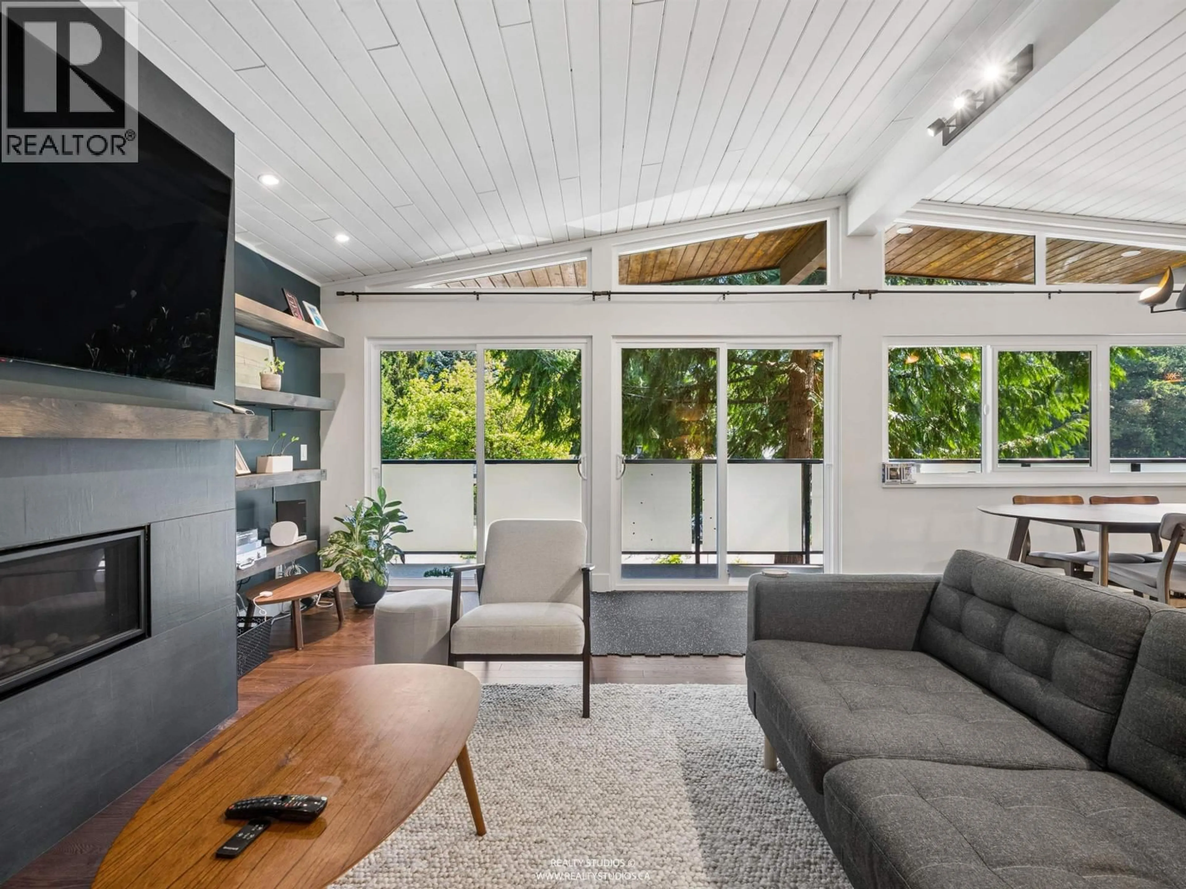 Living room with furniture, unknown for 4651 HOSKINS ROAD, North Vancouver British Columbia V7K2R2