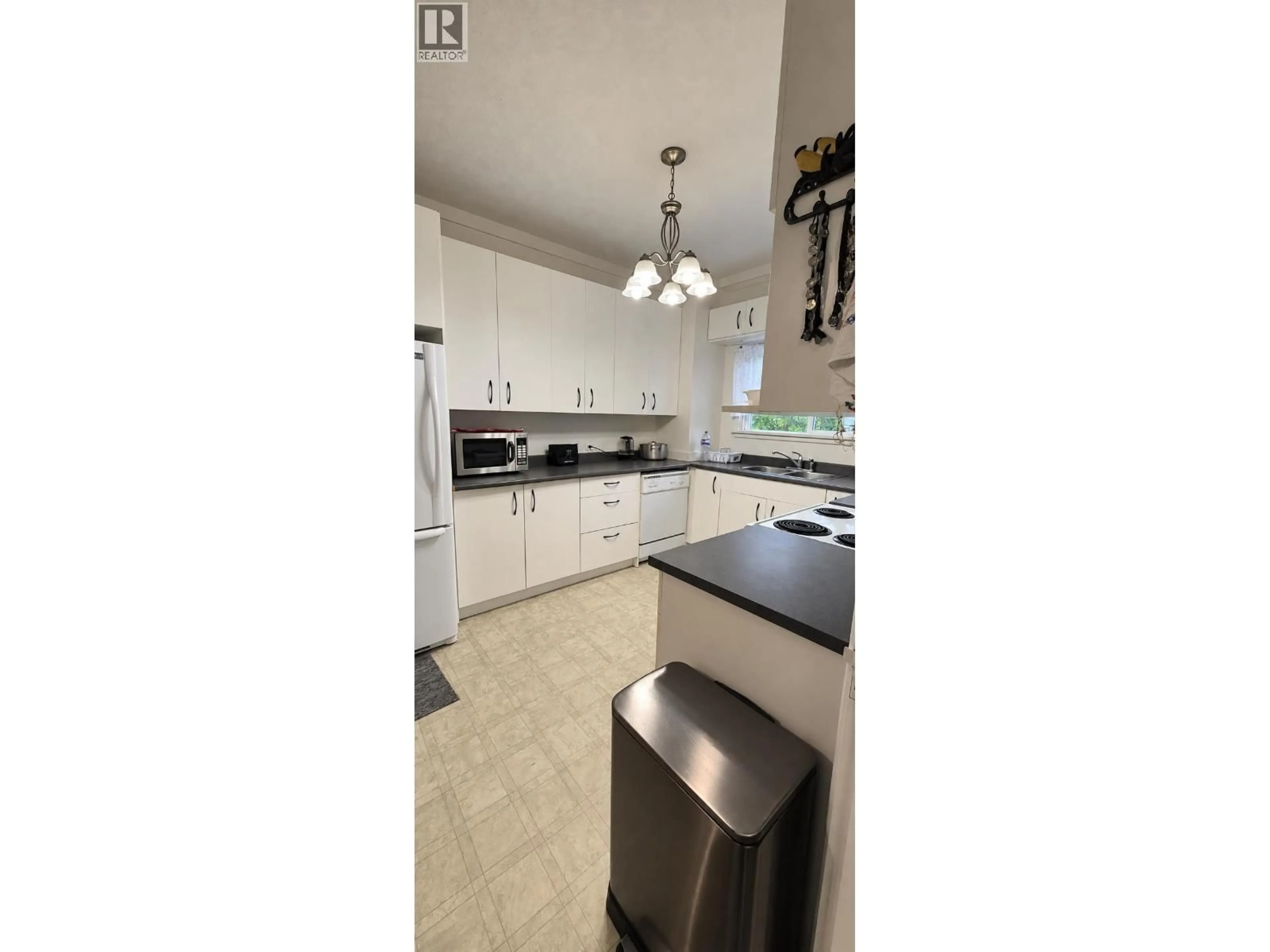 Open concept kitchen, unknown for 1710 6TH AVENUE, Prince George British Columbia V2L3N6