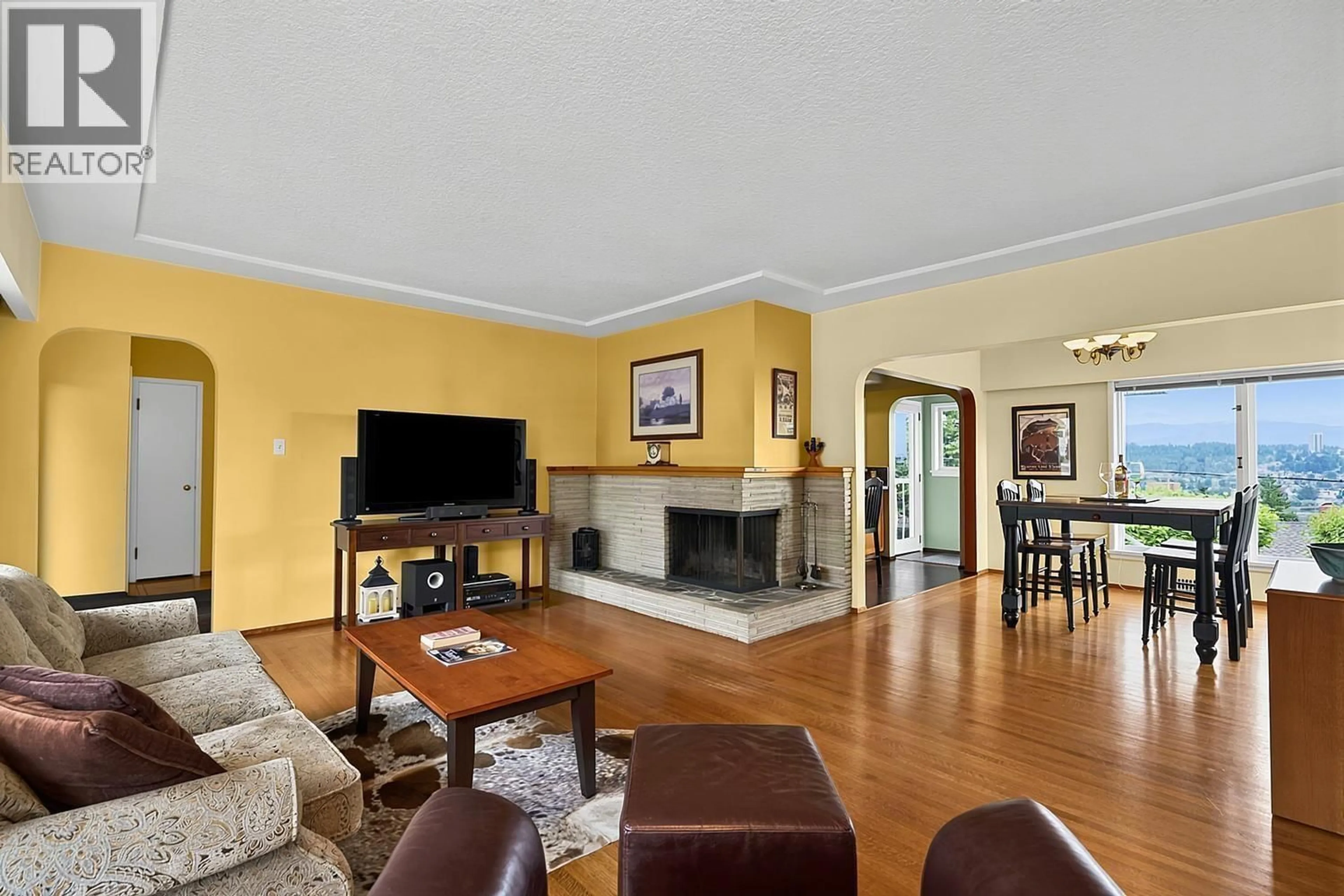 Living room with furniture, unknown for 837 BURNABY STREET, New Westminster British Columbia V3L4V8