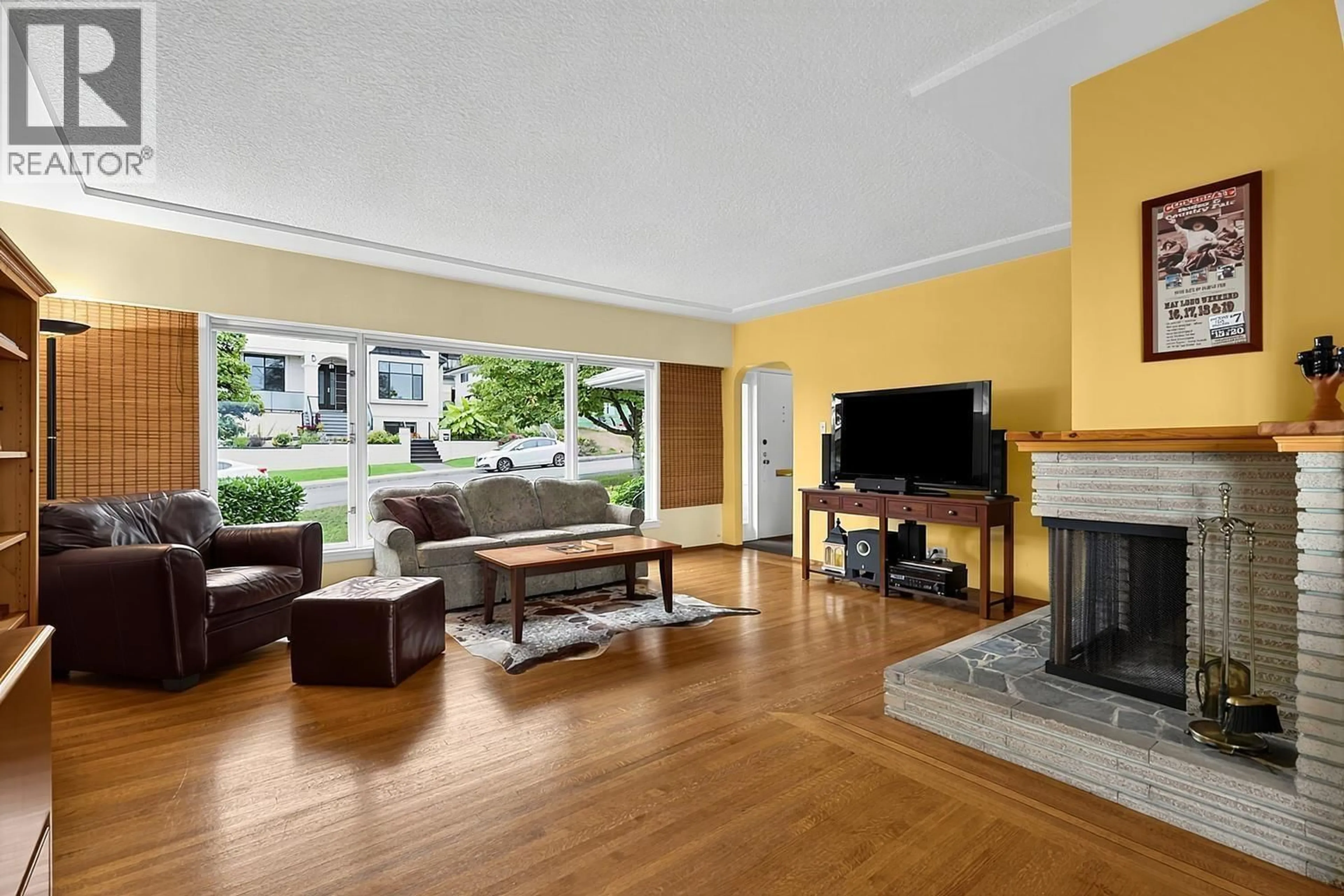 Living room with furniture, unknown for 837 BURNABY STREET, New Westminster British Columbia V3L4V8