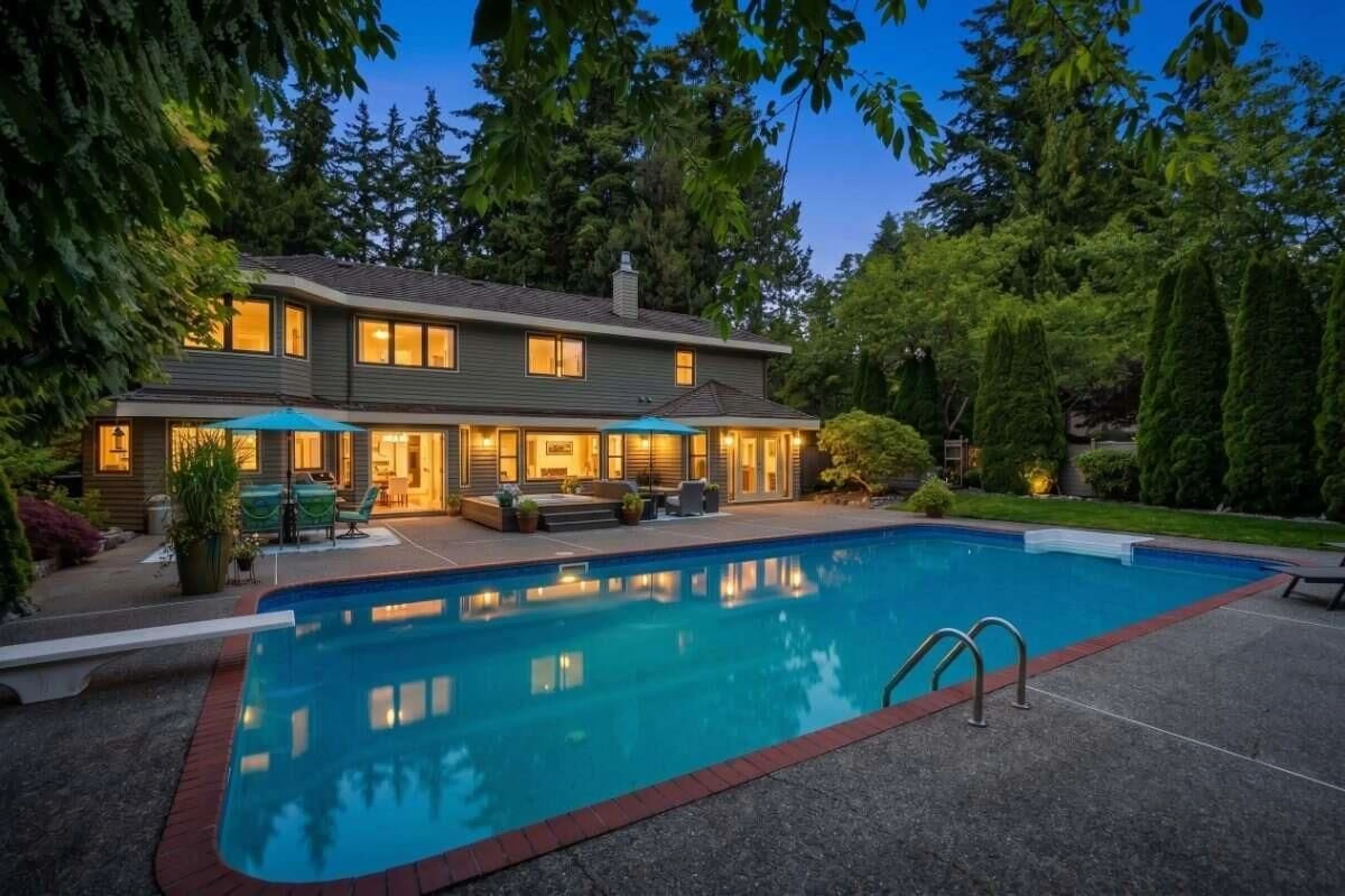 Pool for 13446 19 AVENUE, Surrey British Columbia V4A9C7