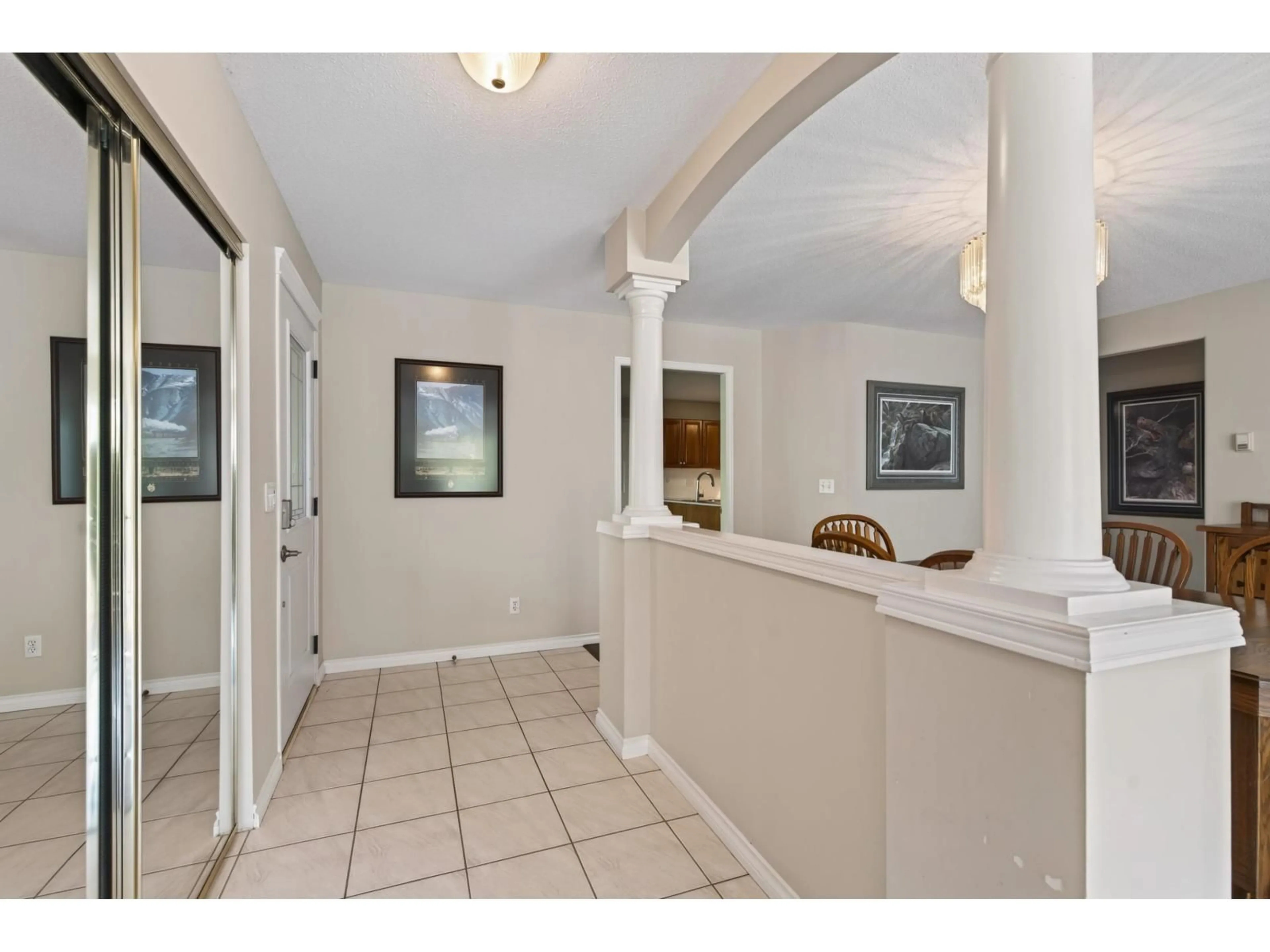 Indoor foyer for 318 - 13888 70 AVENUE, Surrey British Columbia V3W0R8