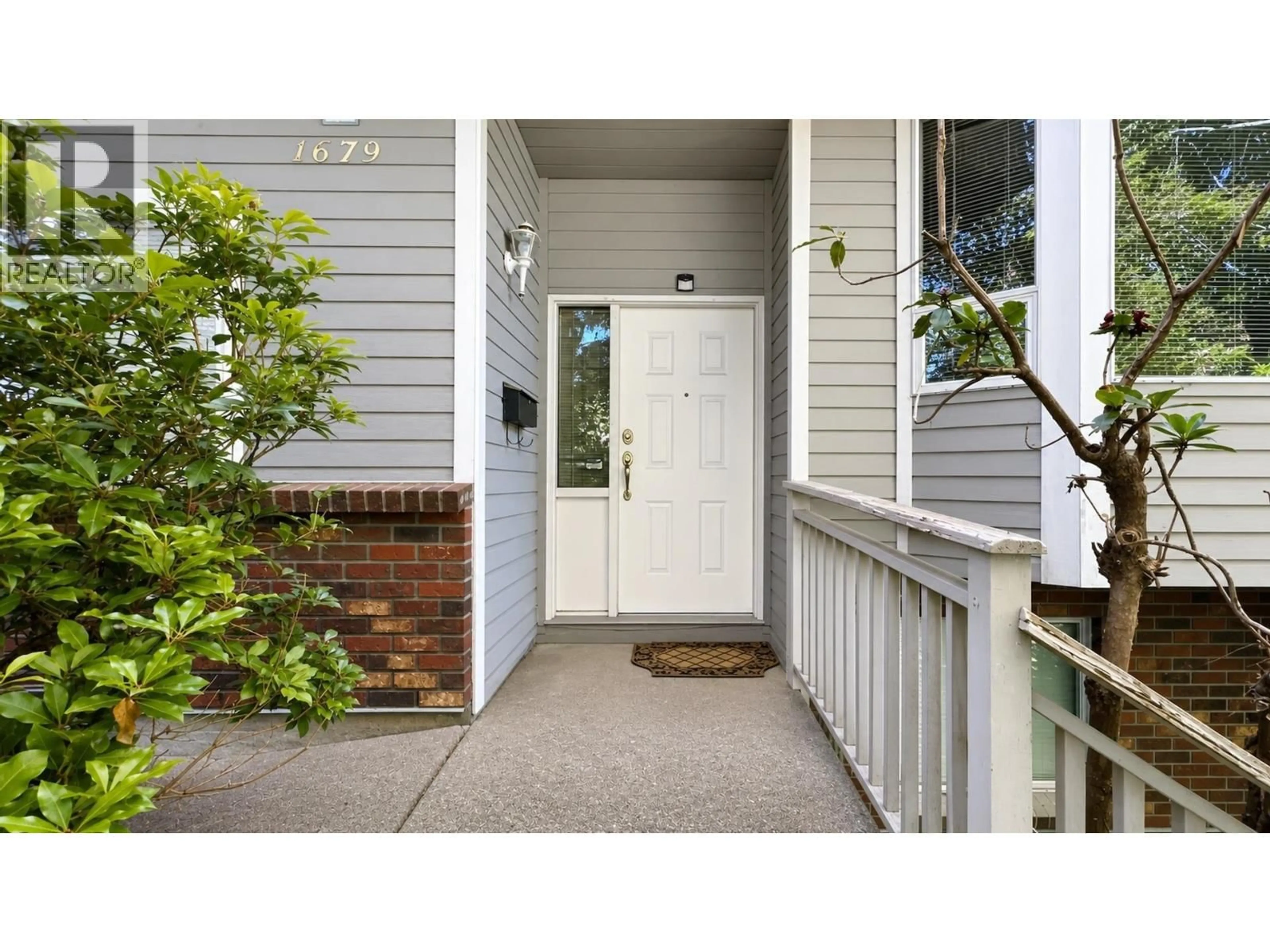 Indoor entryway for 1679 WESTOVER ROAD, North Vancouver British Columbia V7J1X4