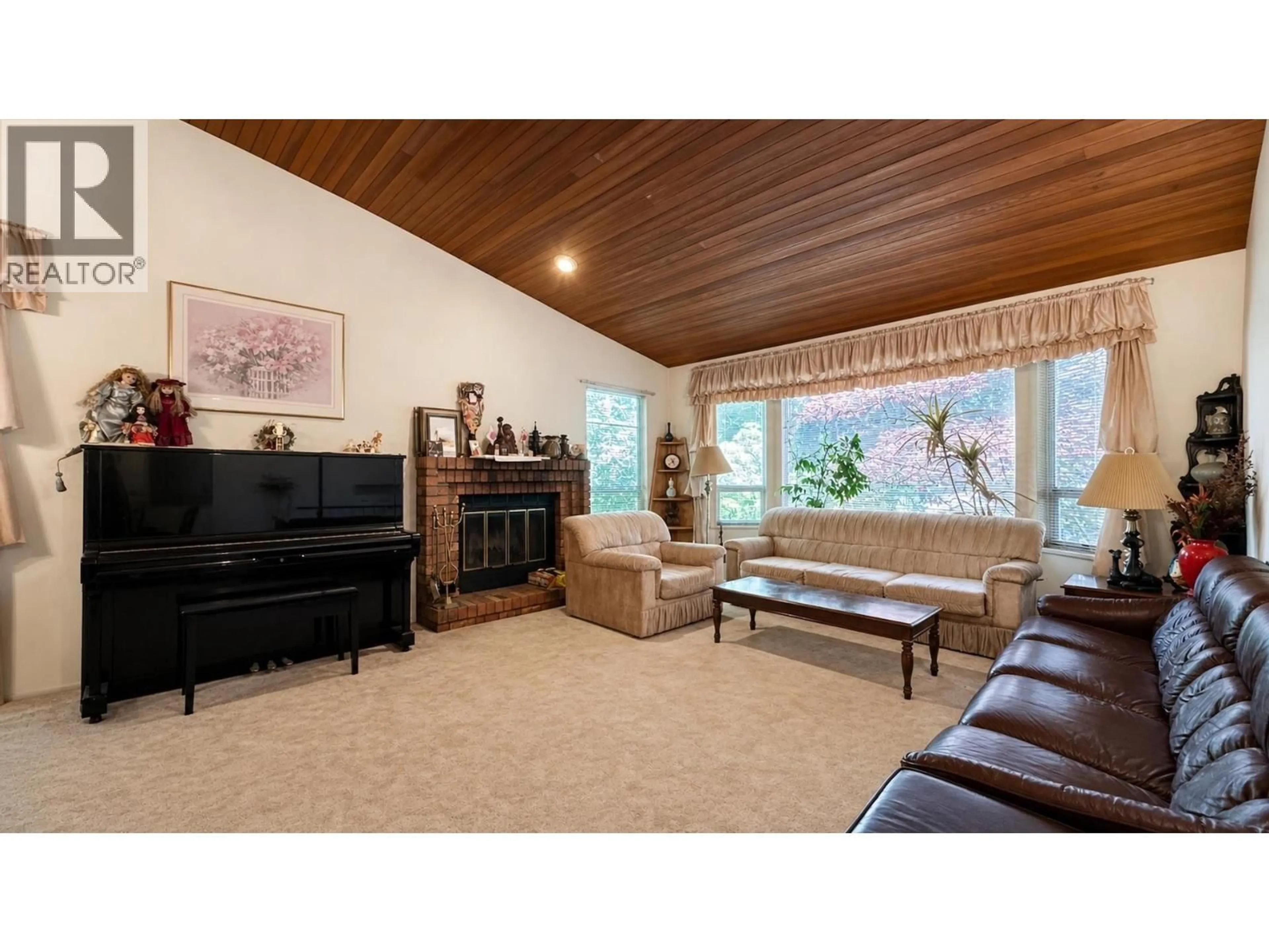 Living room with furniture, wood/laminate floor for 1679 WESTOVER ROAD, North Vancouver British Columbia V7J1X4