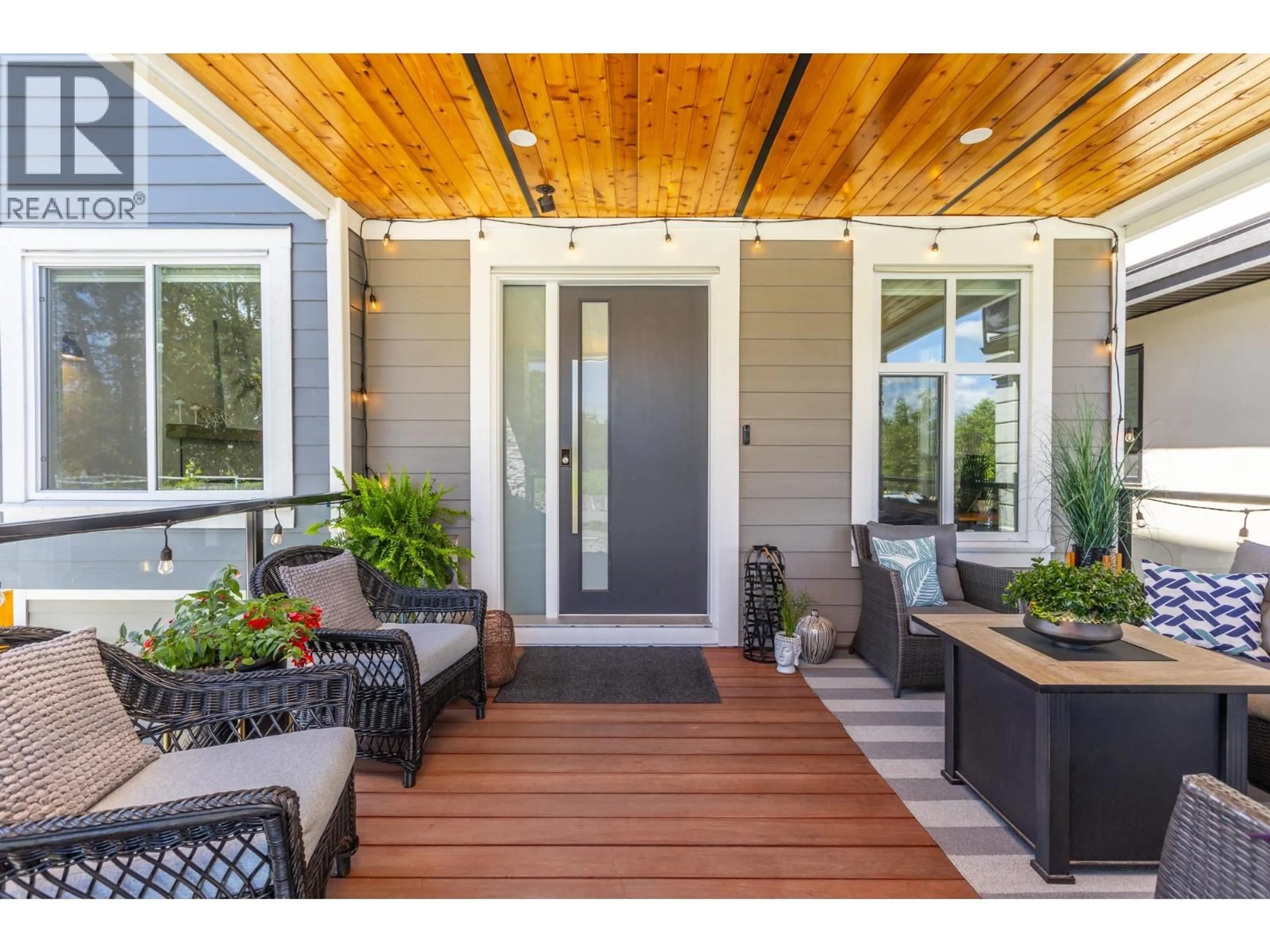 Indoor entryway for 120 HOWES STREET, New Westminster British Columbia V3M0L8