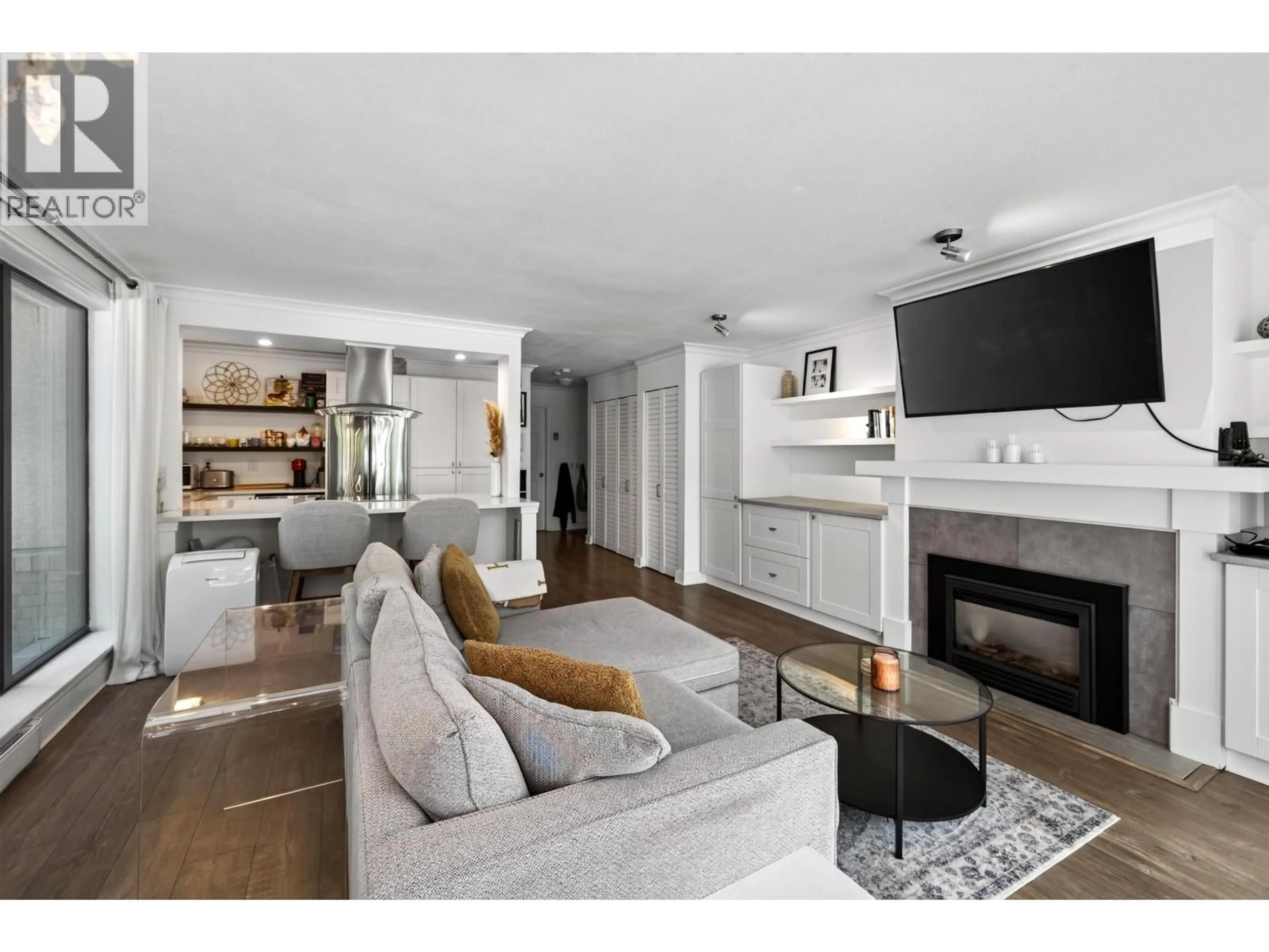 Living room with furniture, unknown for 101 - 1702 CHESTERFIELD AVENUE, North Vancouver British Columbia V7M2P1