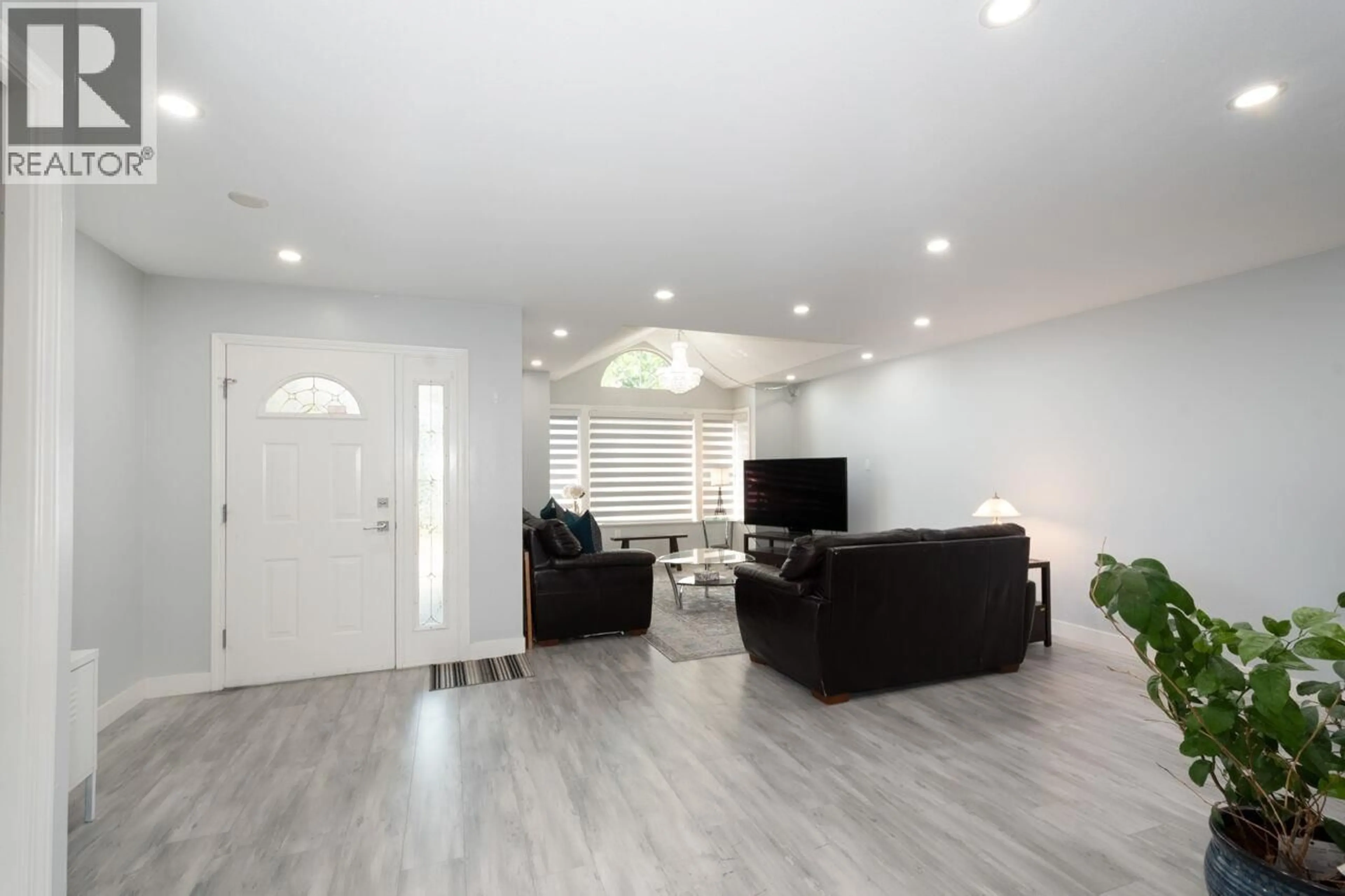 Living room with furniture, wood/laminate floor for 5358 WESTMINSTER AVENUE, Delta British Columbia V4K2J2