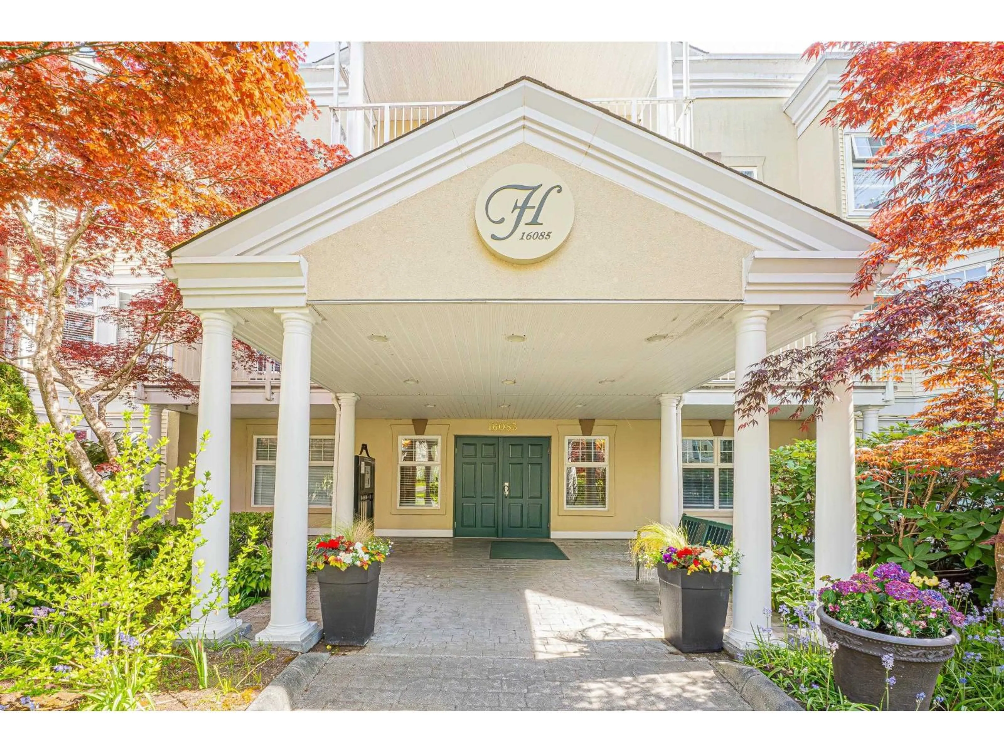 Indoor foyer for 212 - 16085 83 AVENUE, Surrey British Columbia V4N0N2