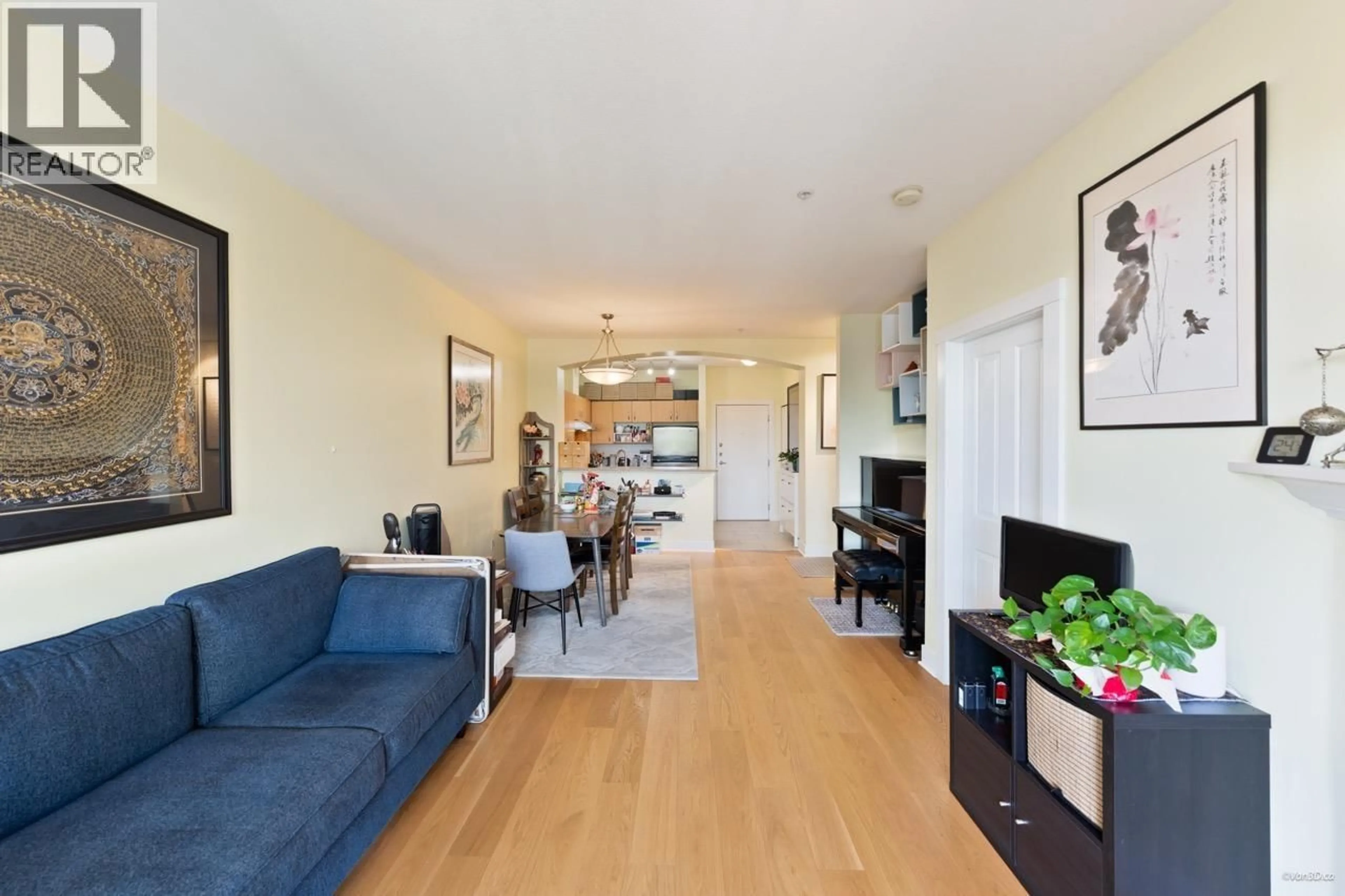 Living room with furniture, wood/laminate floor for 408 - 995 59TH AVENUE, Vancouver British Columbia V6P6Z2