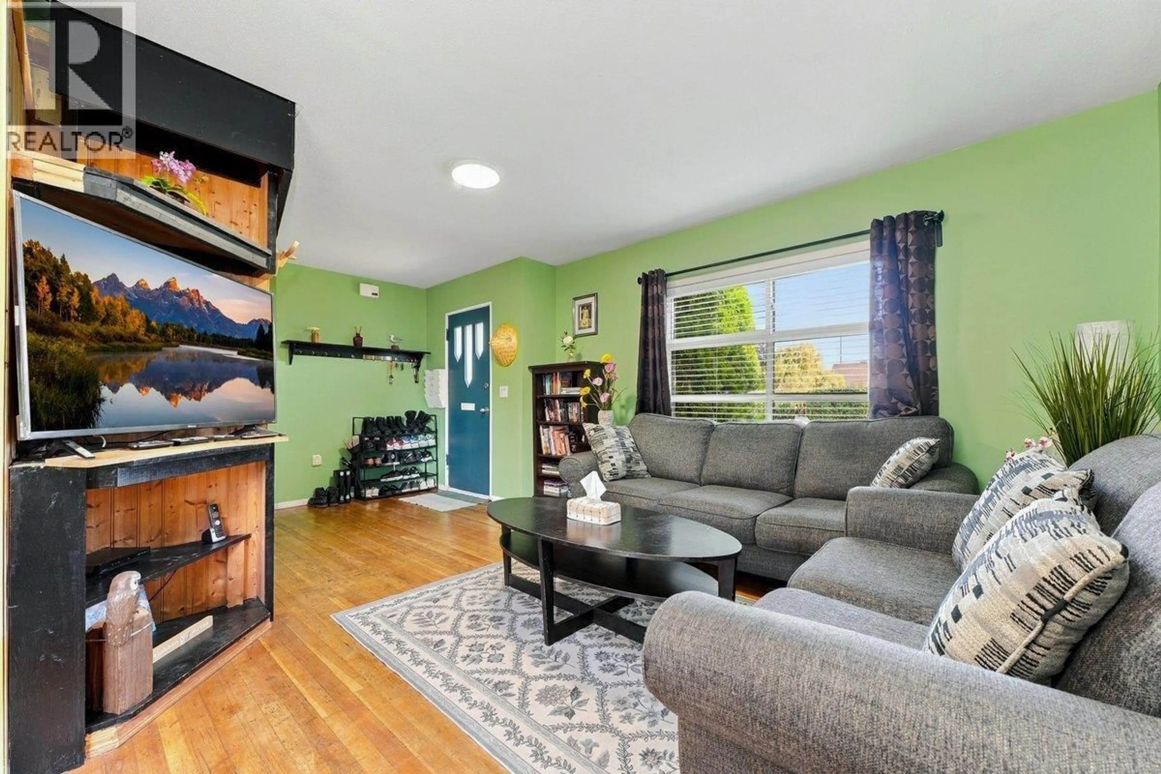 Living room with furniture, unknown for 211 DOUGLAS CRESCENT, Richmond British Columbia V7B1E4