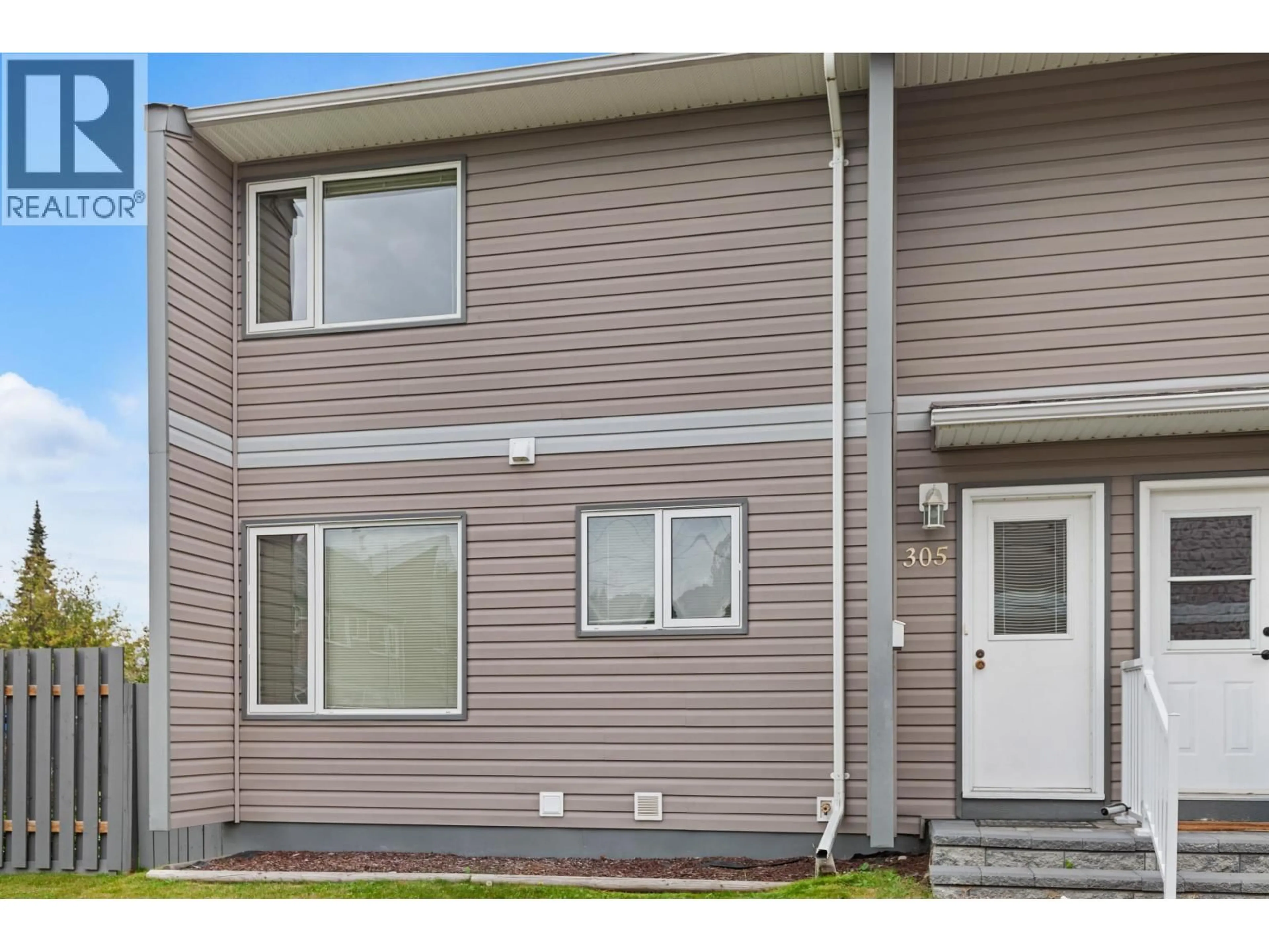 Home with vinyl exterior material, street for 305 - 2550 OSPIKA BOULEVARD, Prince George British Columbia V2N3T2