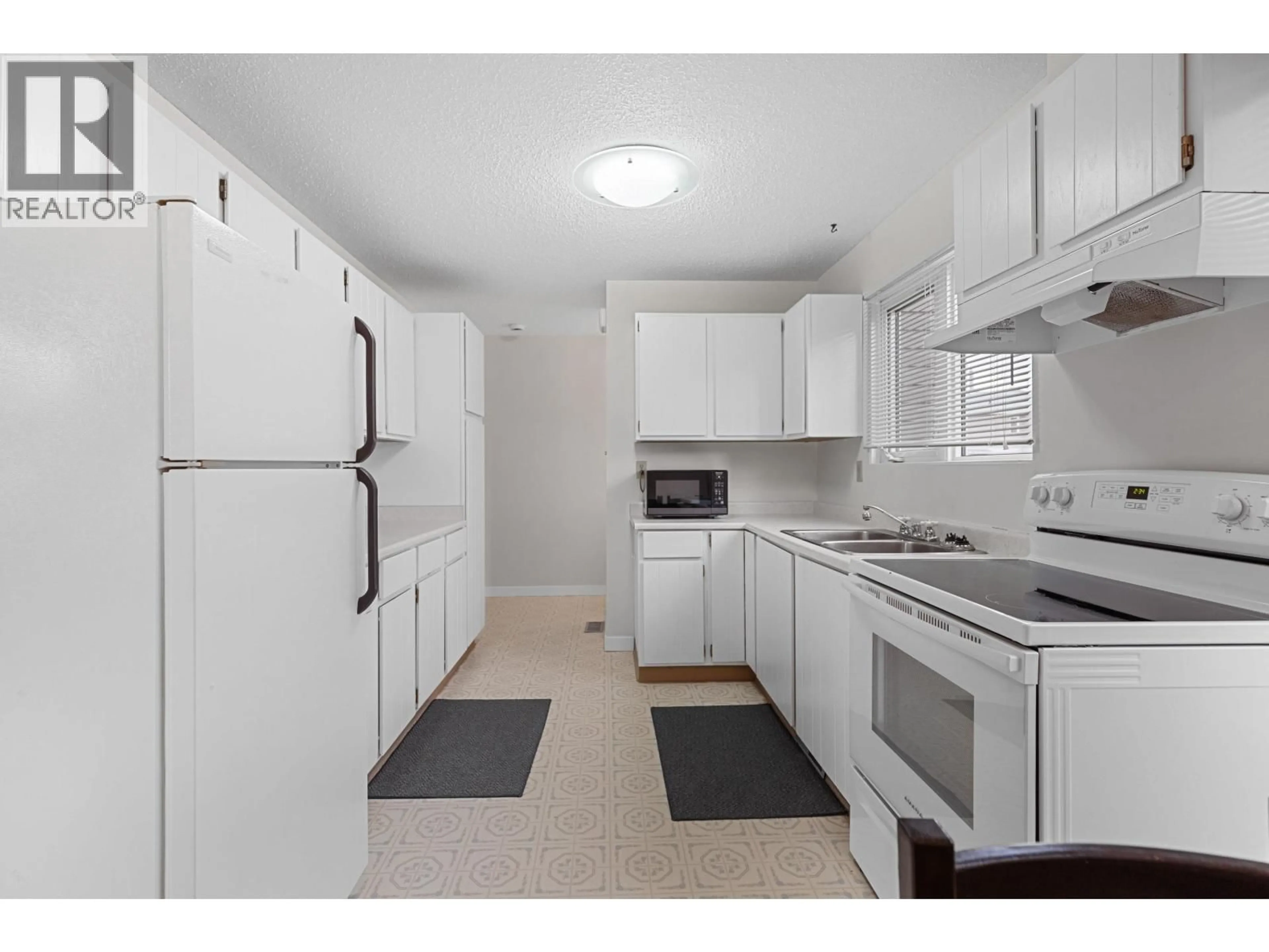 Standard kitchen, unknown for 305 - 2550 OSPIKA BOULEVARD, Prince George British Columbia V2N3T2