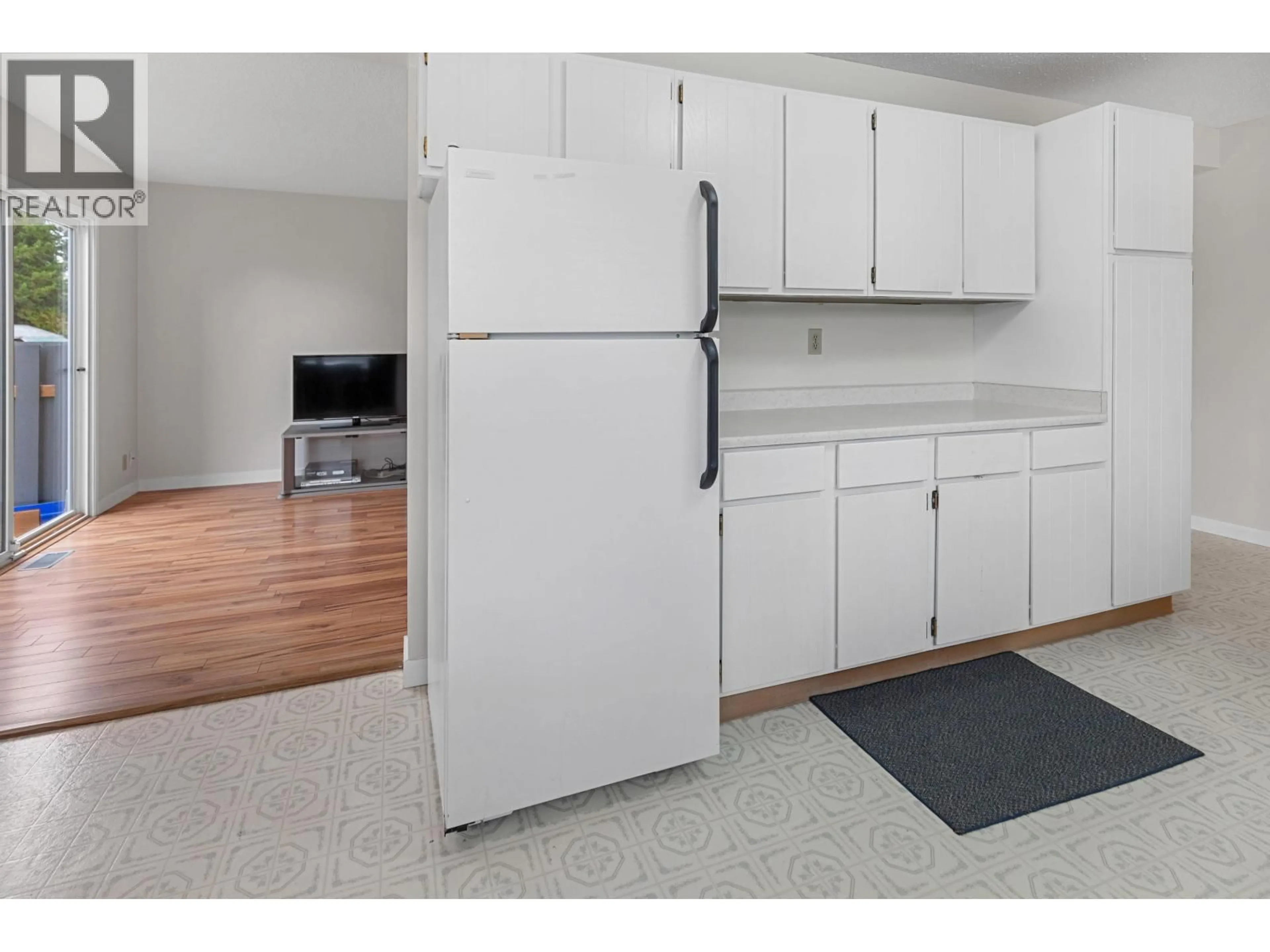 Standard kitchen, unknown for 305 - 2550 OSPIKA BOULEVARD, Prince George British Columbia V2N3T2