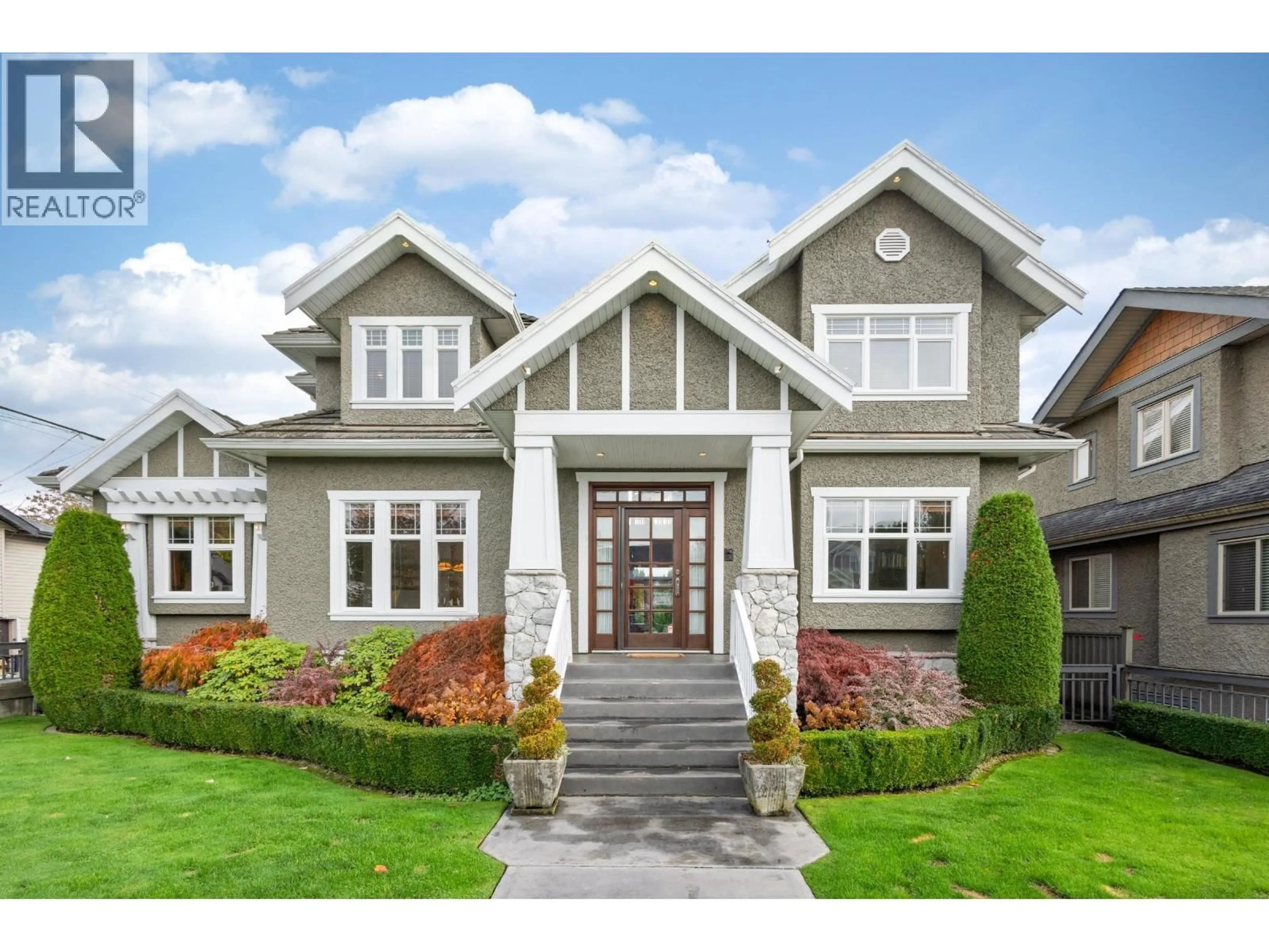 Home with vinyl exterior material, street for 186 MACDONALD AVENUE, Burnaby British Columbia V5C4M5